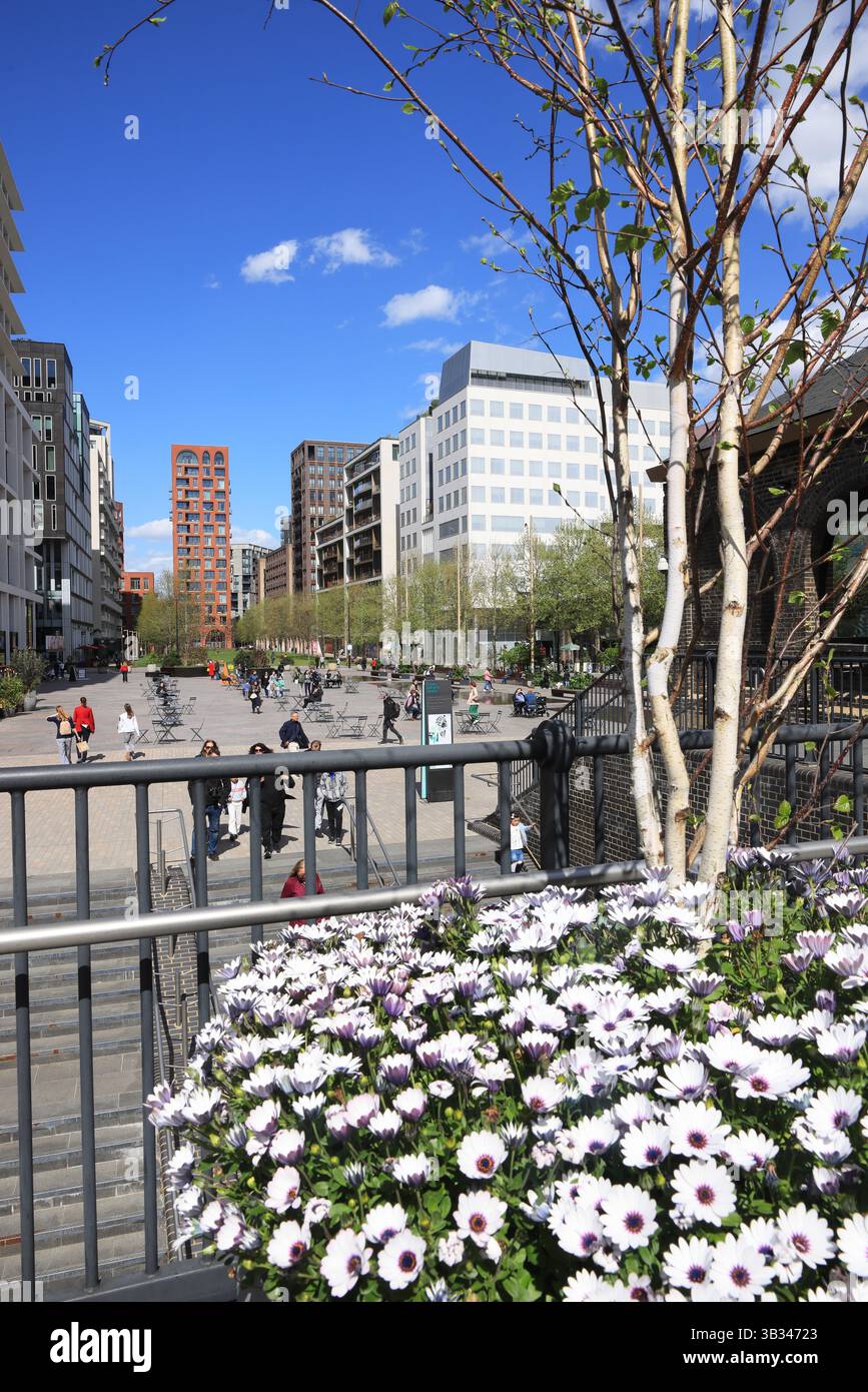 LEIs Cubitt Square hinter CDY in Kings Cross, im Frühling Sonnenschein, Nord-London, Großbritannien Stockfoto