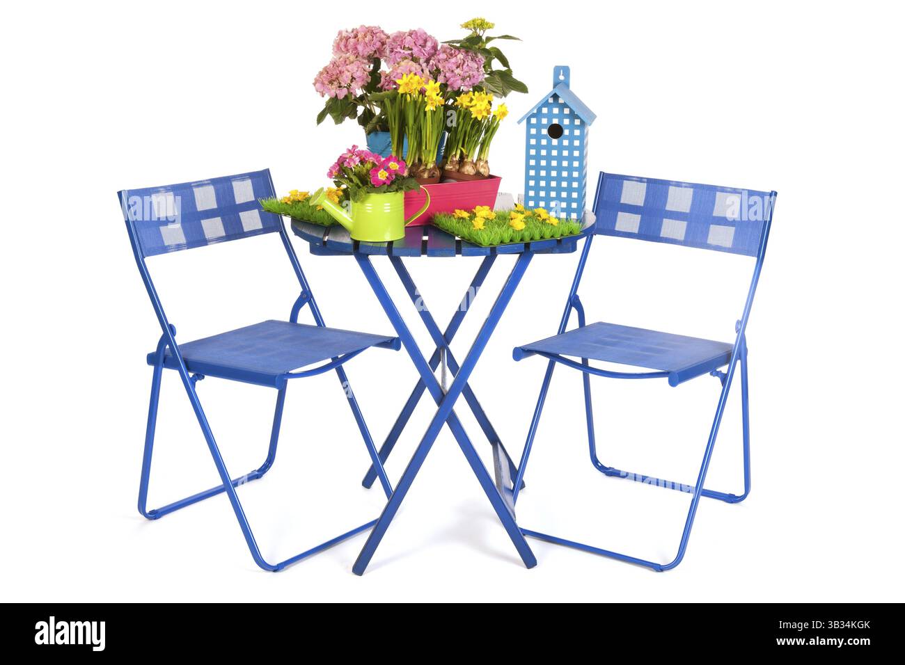 Gartenarbeit im Frühling mit Ausrüstung Pflanzen und Möbel Stockfoto