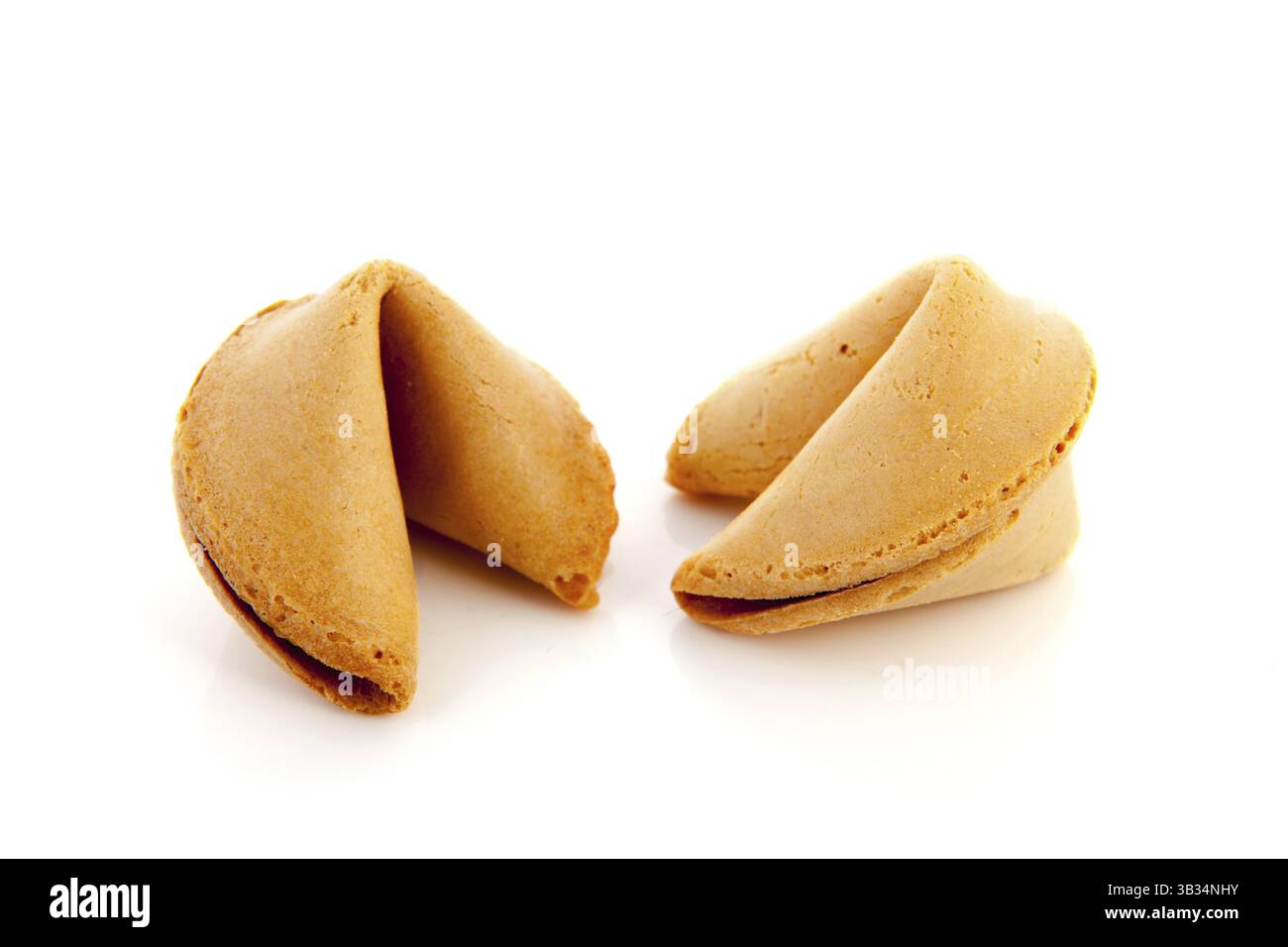 Zwei Fortune Cookies auf weißem Hintergrund Stockfoto