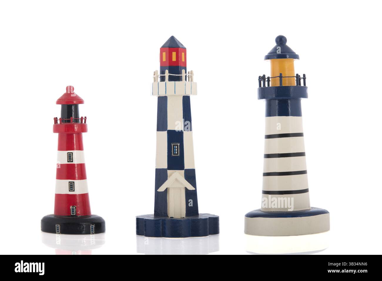 Miniatur Leuchttürme isoliert auf weißem Hintergrund Stockfoto