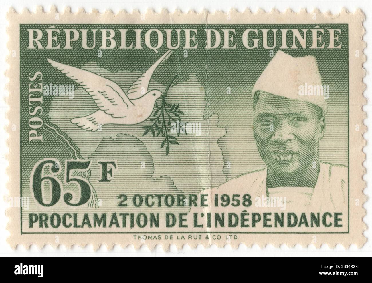 GUINEA - 1959: 65 Francs schiefergrüne Briefmarke mit Landkarte, Taube und Präsident Sekou Toure. Proklamation der Unabhängigkeit, 2. Oktober 1958. Die Republik Guinea ist ein Küstenland in Westafrika. Früher Französisch-Guinea, wurde es 1958 unabhängig. Es hat eine Geschichte von Militärputschen. Nach Jahrzehnten autoritärer Herrschaft fand 2010 die erste demokratische Wahl statt. Während es weiterhin Mehrparteienwahlen abhielt, sah sich das Land weiterhin ethnischen Konflikten, Korruption und Misshandlungen durch Militär und Polizei ausgesetzt. Muslime stellen 85 % der Bevölkerung Stockfoto
