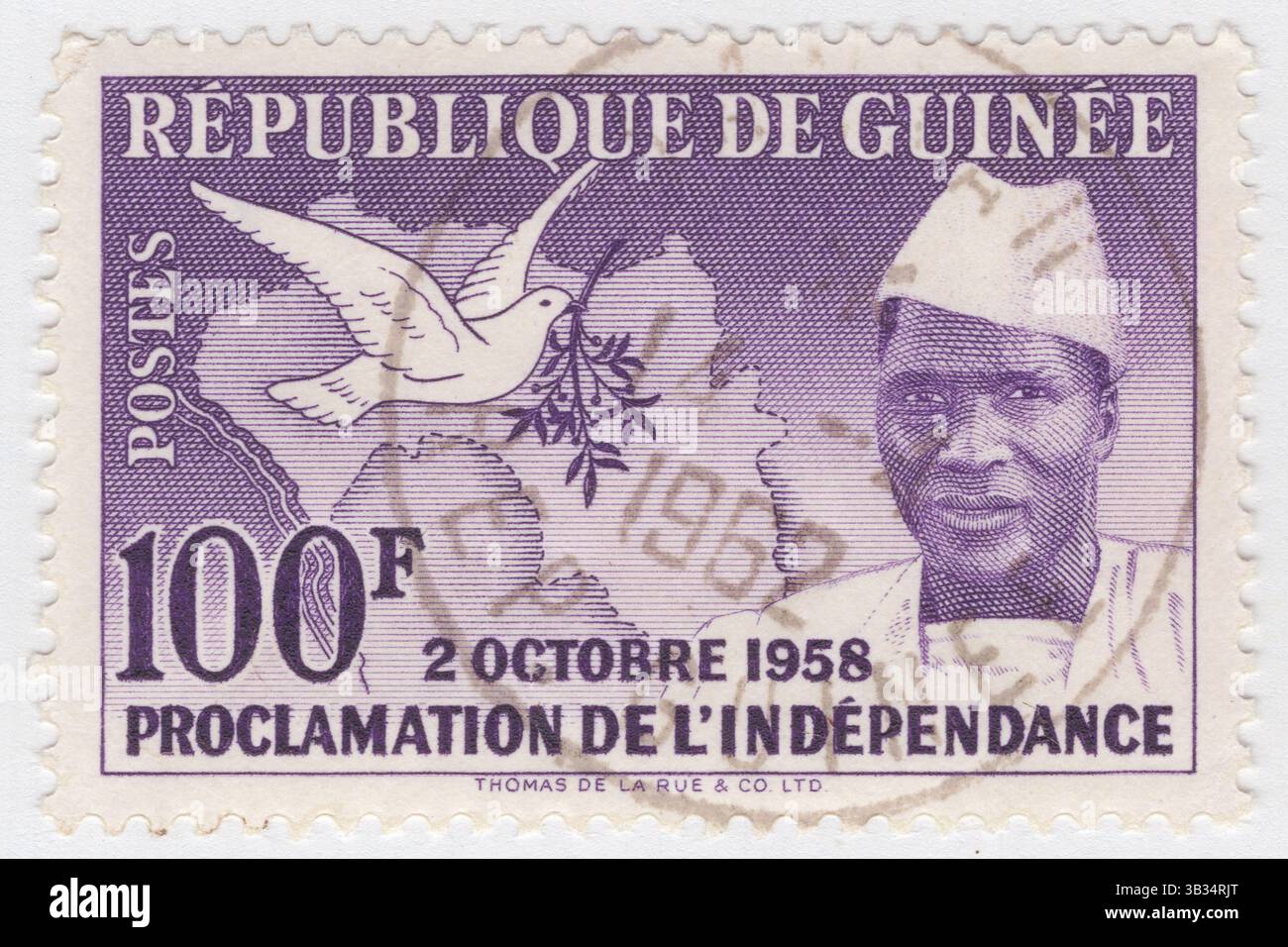 GUINEA - 1959: 100 Francs violette Briefmarke mit Landkarte, Taube und Präsident Sekou Toure. Proklamation der Unabhängigkeit, 2. Oktober 1958. Die Republik Guinea ist ein Küstenland in Westafrika. Früher Französisch-Guinea, wurde es 1958 unabhängig. Es hat eine Geschichte von Militärputschen. Nach Jahrzehnten autoritärer Herrschaft fand 2010 die erste demokratische Wahl statt. Während es weiterhin Mehrparteienwahlen abhielt, sah sich das Land weiterhin ethnischen Konflikten, Korruption und Misshandlungen durch Militär und Polizei ausgesetzt. Muslime stellen 85 % der Bevölkerung Stockfoto