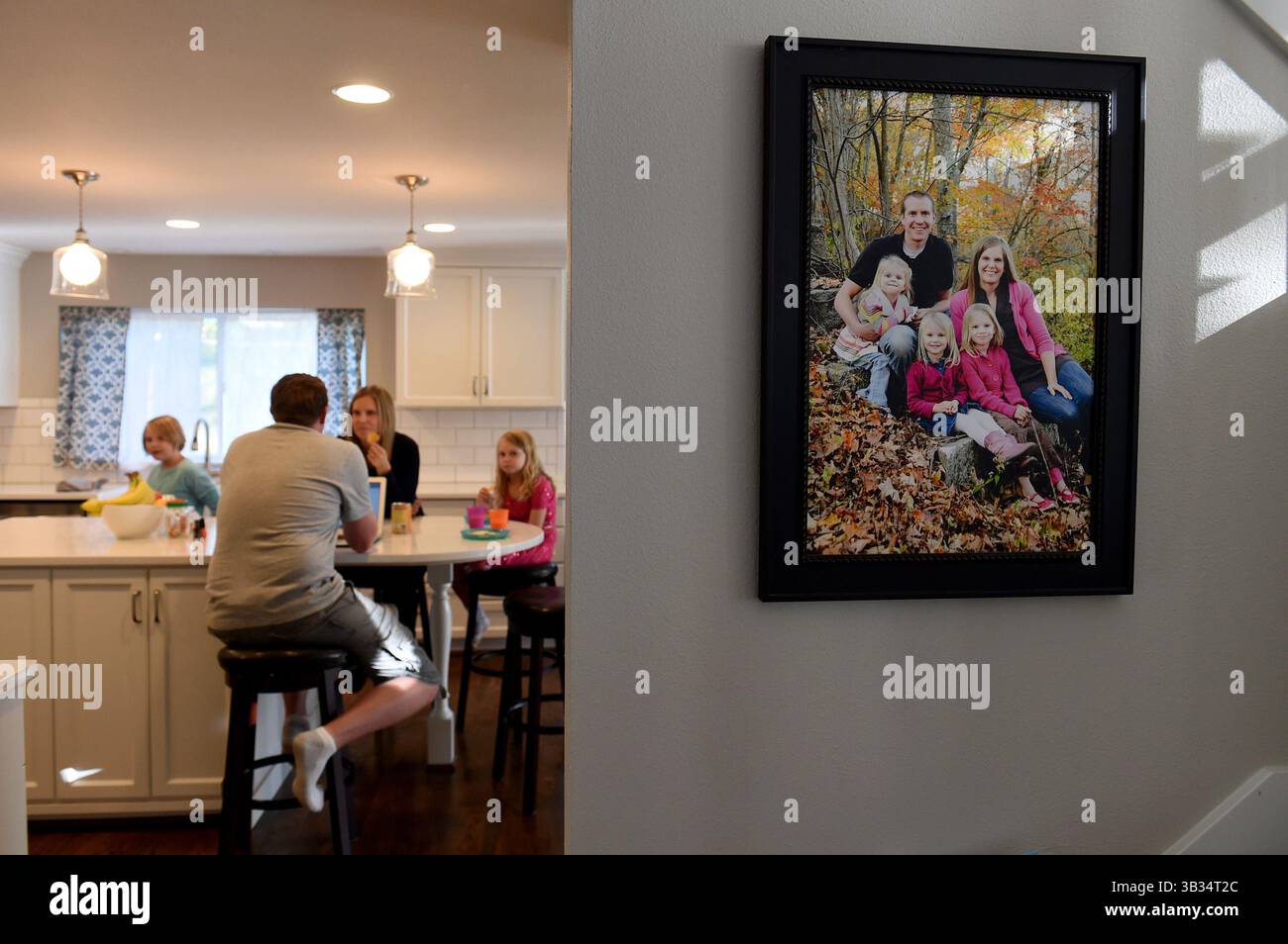 30. Oktober 2017 - Brush Prairie, WA, USA - Alissa und Robbie Parker zogen vor vier Jahren aus Newtown, um für ihre Familie einen Neuanfang zu machen, nachdem sie ihre älteste Tochter Emilie bei den Sandy Hook Schießereien verloren hatten. (Kreditbild: © Cloe Poisson/TNS via ZUMA Wire) Stockfoto