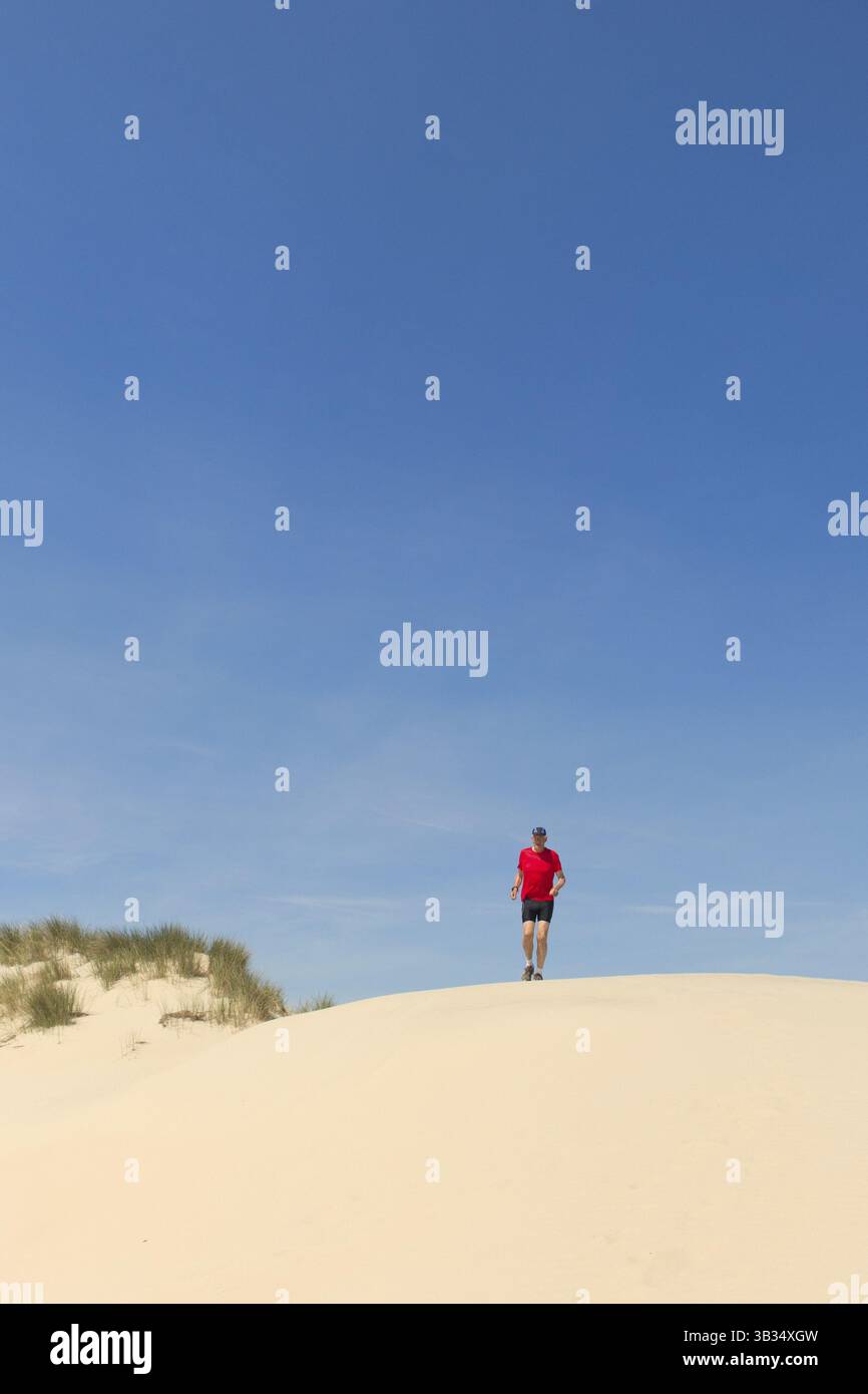 Senior Läufer in Natur Dünen Stockfoto