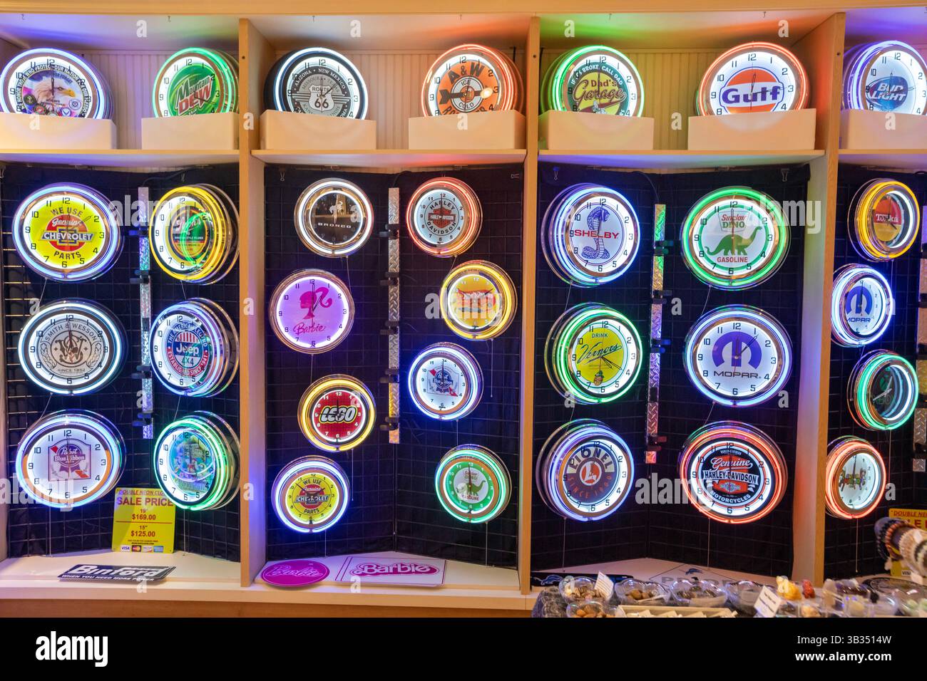 Livonia, Michigan – Uhren mit Firmenlogos sind im Geschäft Uhren, Rocks & More im Laurel Park Place, einem Einkaufszentrum in Detroi, erhältlich Stockfoto