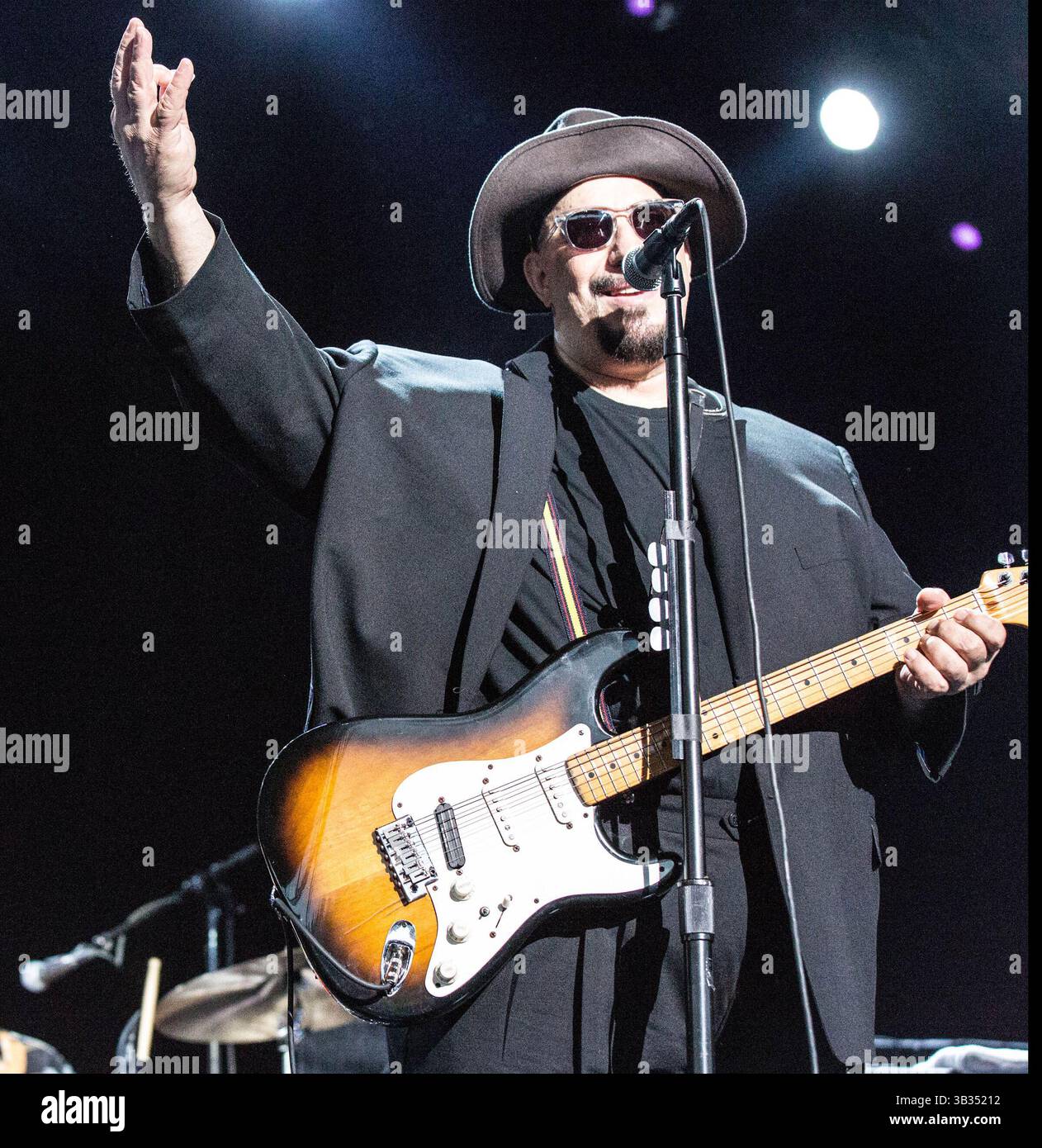 12. Dezember 2017 – DATEI – PAT DINIZIO, der als Leadsänger und Songwriter der New Jersey Band The smithereens Pop, Rock und New Wave Musik für Hits wie Blood and Roses und A Girl Like You vermengte, starb am 12. Dezember. Er war 62. IM BILD: 28. Juni 2013 – Milwaukee, Wisconsin, USA – Gitarrist Pat Dinizio von The smithereens live in Milwaukee. (Kreditbild: © Fotos von Folletts/ZUMAPRESS.com) Stockfoto