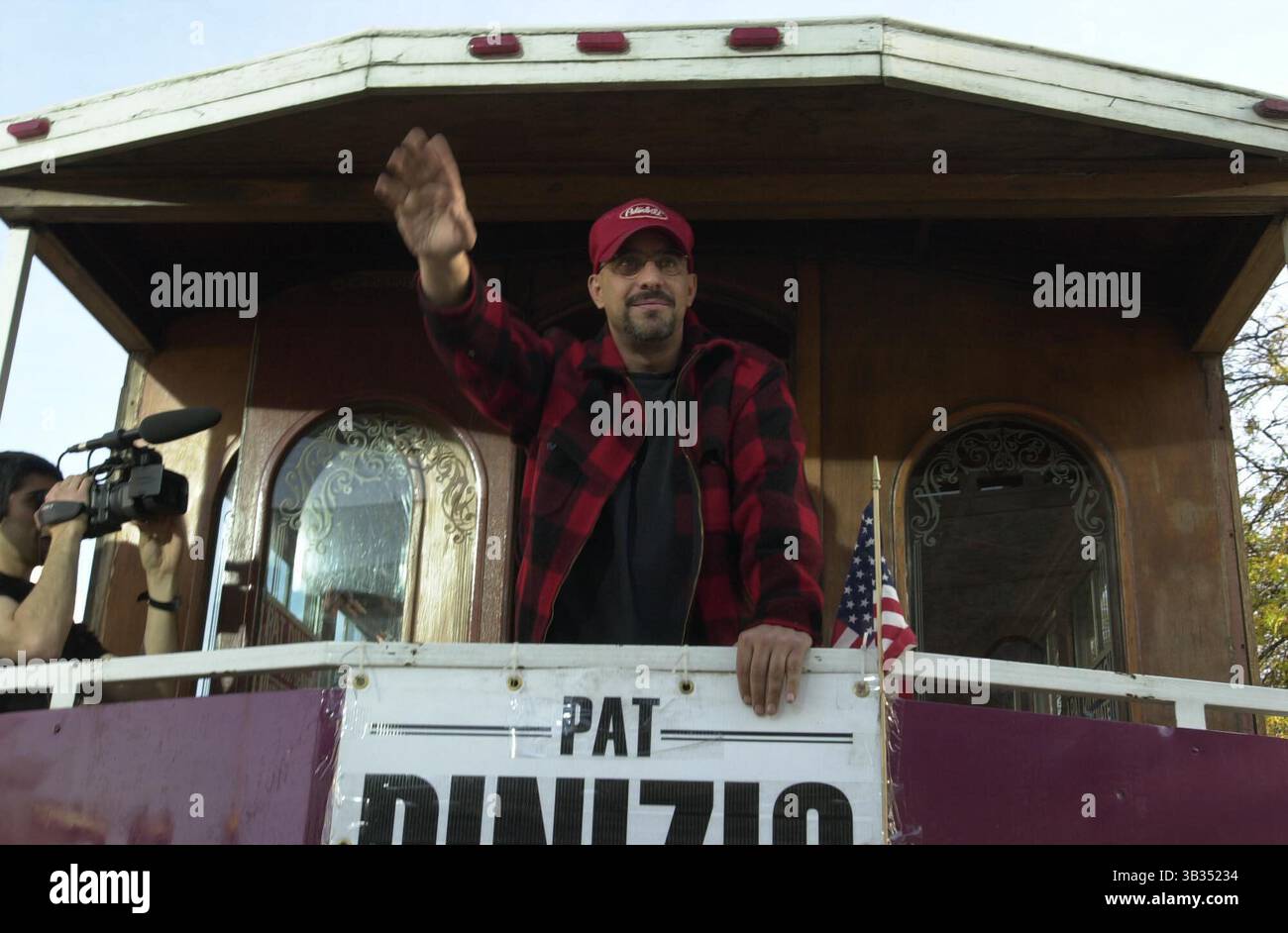 12. Dezember 2017 – DATEI – PAT DINIZIO, der als Leadsänger und Songwriter der New Jersey Band The smithereens Pop, Rock und New Wave Musik für Hits wie Blood and Roses und A Girl Like You vermengte, starb am 12. Dezember. Er war 62. Pat DiNizio, Kandidat der Reformpartei im senat, hat am Donnerstag, den 2. November 2000 in New Jersey gekämpft. (Bild: Washington Times/ZUMAPRESS.com) Stockfoto