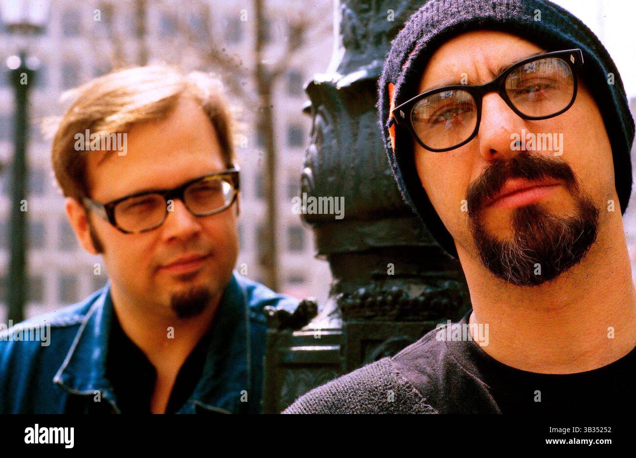 12. Dezember 2017 – DATEI – PAT DINIZIO, der als Leadsänger und Songwriter der New Jersey Band The smithereens Pop, Rock und New Wave Musik für Hits wie Blood and Roses und A Girl Like You vermengte, starb am 12. Dezember. Er war 62. IM BILD: 18. April 2012 - die Schmiede. Dennis Diken und Pat Dinizio (rechts) (Bild: © Goedefroit Music/ZUMA Press/ZUMAPRESS.com) Stockfoto