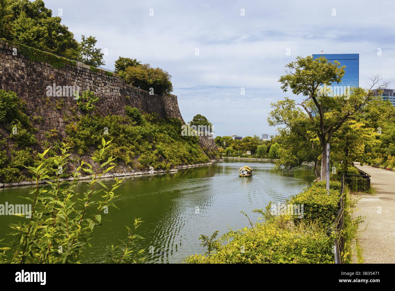 OSAKA, JAPAN - 25. SEPTEMBER 2024: Das berühmte Schloss Osaka und die umliegenden Gräben und Gärten an einem warmen, klaren Herbsttag in Osaka, Japan am 25. September Stockfoto