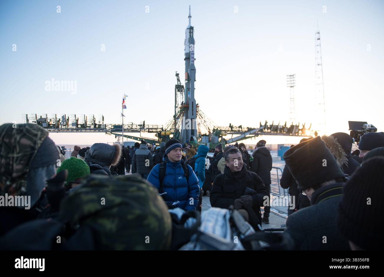 15. Dezember 2017 - Baikonur, Kasachstan - Japan Aerospace Exploration Agency (JAXA) Astronaut Takuya Onishi, links, Japan Aerospace Exploration Agency (JAXA) International Space Station Program Manager Koichi Wakata, rechts, beantwortet Fragen aus den Medien, Freitag, Dezember. Am 15. Mai 2017, nachdem die Sojus-Rakete in eine senkrechte Position auf dem Startplatz am Baikonur-Kosmodrom in Kasachstan gebracht wurde. Die Expedition 54 ist der Sojus-Kommandeur Anton Shkaplerov von Roscosmos, der Flugingenieur Scott Tingle von der NASA und der Flugingenieur Norishige Kanai von der Japan Aerospace Exploration Agency (JAXA) geplant Stockfoto