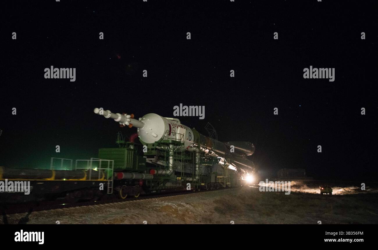 15. Dezember 2017 - Baikonur, Kasachstan - die Sojus-Rakete wird mit dem Zug zum Startplatz ausgerollt.am Baikonur Cosmodrome in Kasachstan. Die Expedition 54 der Sojus-Kommandeur Anton Shkaplerov aus Roscosmos, der Flugingenieur Scott Tingle von der NASA und der Flugingenieur Norishige Kanai von der Japan Aerospace Exploration Agency (JAXA) sollen am Dezember um 14:21 Uhr Eastern Time (13:21 Uhr Baikonur Time) starten. 17 und die nächsten fünf Monate auf der Internationalen Raumstation leben und arbeiten. (Bild: © Joel Kowsky/NASA/ZUMA Wire/ZUMAPRESS.com) Stockfoto