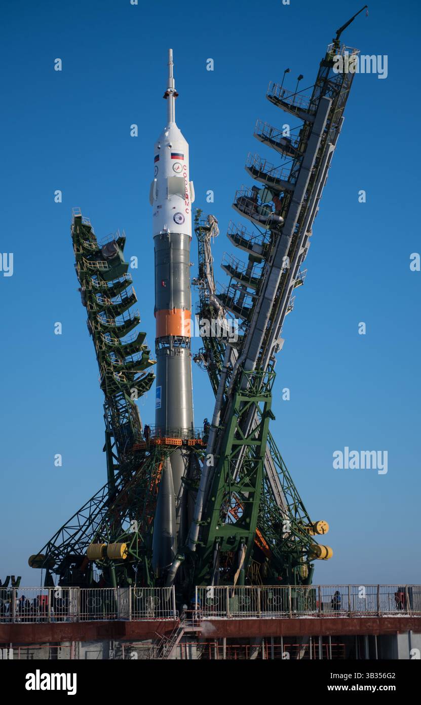 15. Dezember 2017 - Baikonur, Kasachstan - die Sojus-Rakete ist auf der Startfläche zu sehen, da um sie herum die Arme der Dienststruktur geschlossen sind.am Baikonur Cosmodrome in Kasachstan. Die Expedition 54 der Sojus-Kommandeur Anton Shkaplerov aus Roscosmos, der Flugingenieur Scott Tingle von der NASA und der Flugingenieur Norishige Kanai von der Japan Aerospace Exploration Agency (JAXA) sollen am Dezember um 14:21 Uhr Eastern Time (13:21 Uhr Baikonur Time) starten. 17 und die nächsten fünf Monate auf der Internationalen Raumstation leben und arbeiten. (Foto: © Joel Kowsky/NASA/ZUMA Wire/ZUMAPRESS. Stockfoto
