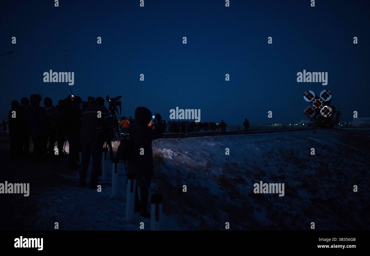 15. Dezember 2017 - Baikonur, Kasachstan - die Sojus-Rakete wird mit dem Zug zum Startplatz ausgerollt.am Baikonur Cosmodrome in Kasachstan. Die Expedition 54 der Sojus-Kommandeur Anton Shkaplerov aus Roscosmos, der Flugingenieur Scott Tingle von der NASA und der Flugingenieur Norishige Kanai von der Japan Aerospace Exploration Agency (JAXA) sollen am Dezember um 14:21 Uhr Eastern Time (13:21 Uhr Baikonur Time) starten. 17 und die nächsten fünf Monate auf der Internationalen Raumstation leben und arbeiten. (Bild: © Joel Kowsky/NASA/ZUMA Wire/ZUMAPRESS.com) Stockfoto