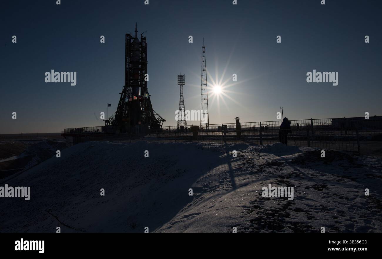 15. Dezember 2017 - Baikonur, Kasachstan - die Sojus-Rakete wird auf dem Startplatz gesehen, nachdem die Dienststrukturen um sie herum geschlossen wurden.am Baikonur Cosmodrome in Kasachstan. Die Expedition 54 der Sojus-Kommandeur Anton Shkaplerov aus Roscosmos, der Flugingenieur Scott Tingle von der NASA und der Flugingenieur Norishige Kanai von der Japan Aerospace Exploration Agency (JAXA) sollen am Dezember um 14:21 Uhr Eastern Time (13:21 Uhr Baikonur Time) starten. 17 und die nächsten fünf Monate auf der Internationalen Raumstation leben und arbeiten. (Foto: © Joel Kowsky/NASA/ZUMA Wire/ZUMAPR Stockfoto
