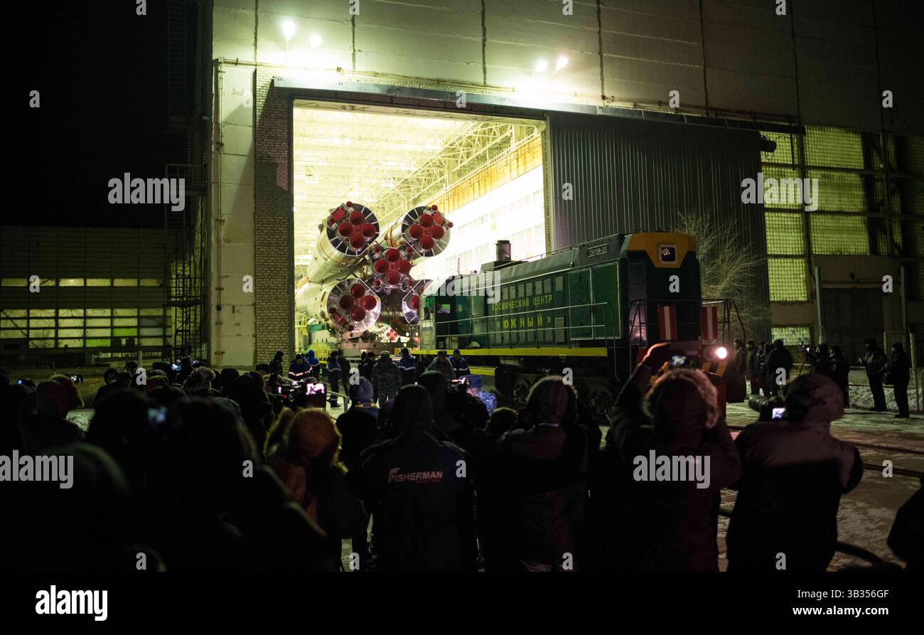 15. Dezember 2017 - Baikonur, Kasachstan - die Sojus-Rakete wird mit dem Zug zum Startplatz ausgerollt.am Baikonur Cosmodrome in Kasachstan. Die Expedition 54 der Sojus-Kommandeur Anton Shkaplerov aus Roscosmos, der Flugingenieur Scott Tingle von der NASA und der Flugingenieur Norishige Kanai von der Japan Aerospace Exploration Agency (JAXA) sollen am Dezember um 14:21 Uhr Eastern Time (13:21 Uhr Baikonur Time) starten. 17 und die nächsten fünf Monate auf der Internationalen Raumstation leben und arbeiten. (Bild: © Joel Kowsky/NASA/ZUMA Wire/ZUMAPRESS.com) Stockfoto
