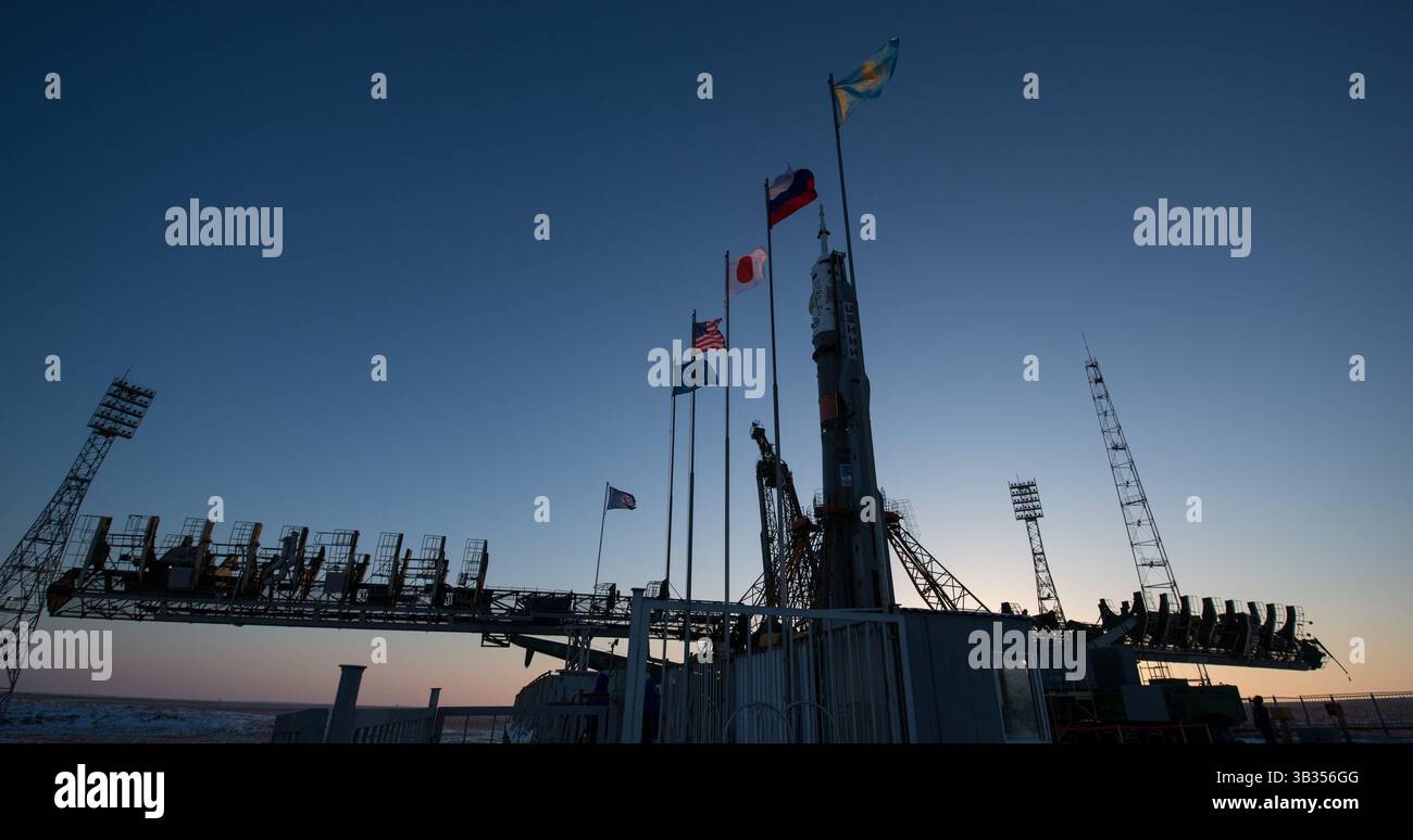 15. Dezember 2017 - Baikonur, Kasachstan - die Sojus-Rakete wird gesehen, nachdem sie in eine senkrechte Position auf dem Startplatz angehoben wurde.am Baikonur Cosmodrome in Kasachstan. Die Expedition 54 der Sojus-Kommandeur Anton Shkaplerov aus Roscosmos, der Flugingenieur Scott Tingle von der NASA und der Flugingenieur Norishige Kanai von der Japan Aerospace Exploration Agency (JAXA) sollen am Dezember um 14:21 Uhr Eastern Time (13:21 Uhr Baikonur Time) starten. 17 und die nächsten fünf Monate auf der Internationalen Raumstation leben und arbeiten. (Bild: © Joel Kowsky/NASA/ZUMA Wire/ZUMAPRESS.com) Stockfoto