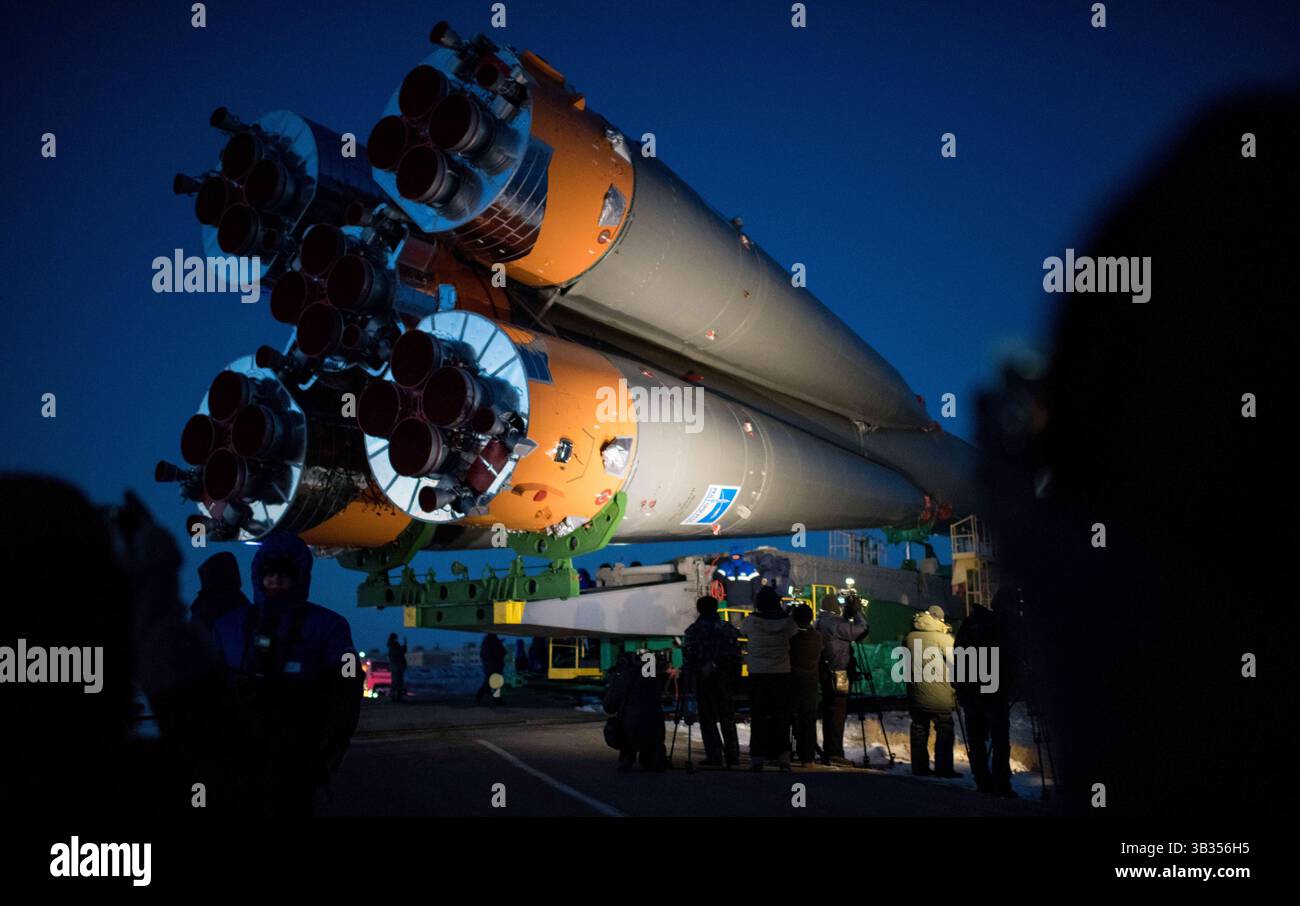 15. Dezember 2017 - Baikonur, Kasachstan - die Sojus-Rakete wird mit dem Zug zum Startplatz ausgerollt.am Baikonur Cosmodrome in Kasachstan. Die Expedition 54 der Sojus-Kommandeur Anton Shkaplerov aus Roscosmos, der Flugingenieur Scott Tingle von der NASA und der Flugingenieur Norishige Kanai von der Japan Aerospace Exploration Agency (JAXA) sollen am Dezember um 14:21 Uhr Eastern Time (13:21 Uhr Baikonur Time) starten. 17 und die nächsten fünf Monate auf der Internationalen Raumstation leben und arbeiten. (Bild: © Joel Kowsky/NASA/ZUMA Wire/ZUMAPRESS.com) Stockfoto