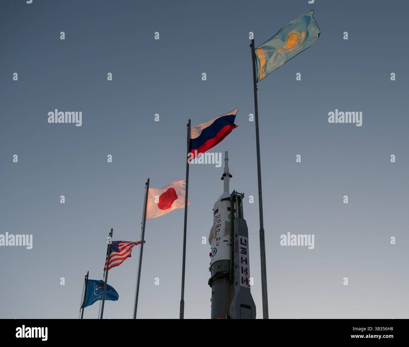 15. Dezember 2017 - Baikonur, Kasachstan - die Sojus-Rakete wird gesehen, nachdem sie in eine senkrechte Position auf dem Startplatz angehoben wurde.am Baikonur Cosmodrome in Kasachstan. Die Expedition 54 der Sojus-Kommandeur Anton Shkaplerov aus Roscosmos, der Flugingenieur Scott Tingle von der NASA und der Flugingenieur Norishige Kanai von der Japan Aerospace Exploration Agency (JAXA) sollen am Dezember um 14:21 Uhr Eastern Time (13:21 Uhr Baikonur Time) starten. 17 und die nächsten fünf Monate auf der Internationalen Raumstation leben und arbeiten. (Bild: © Joel Kowsky/NASA/ZUMA Wire/ZUMAPRESS.com) Stockfoto