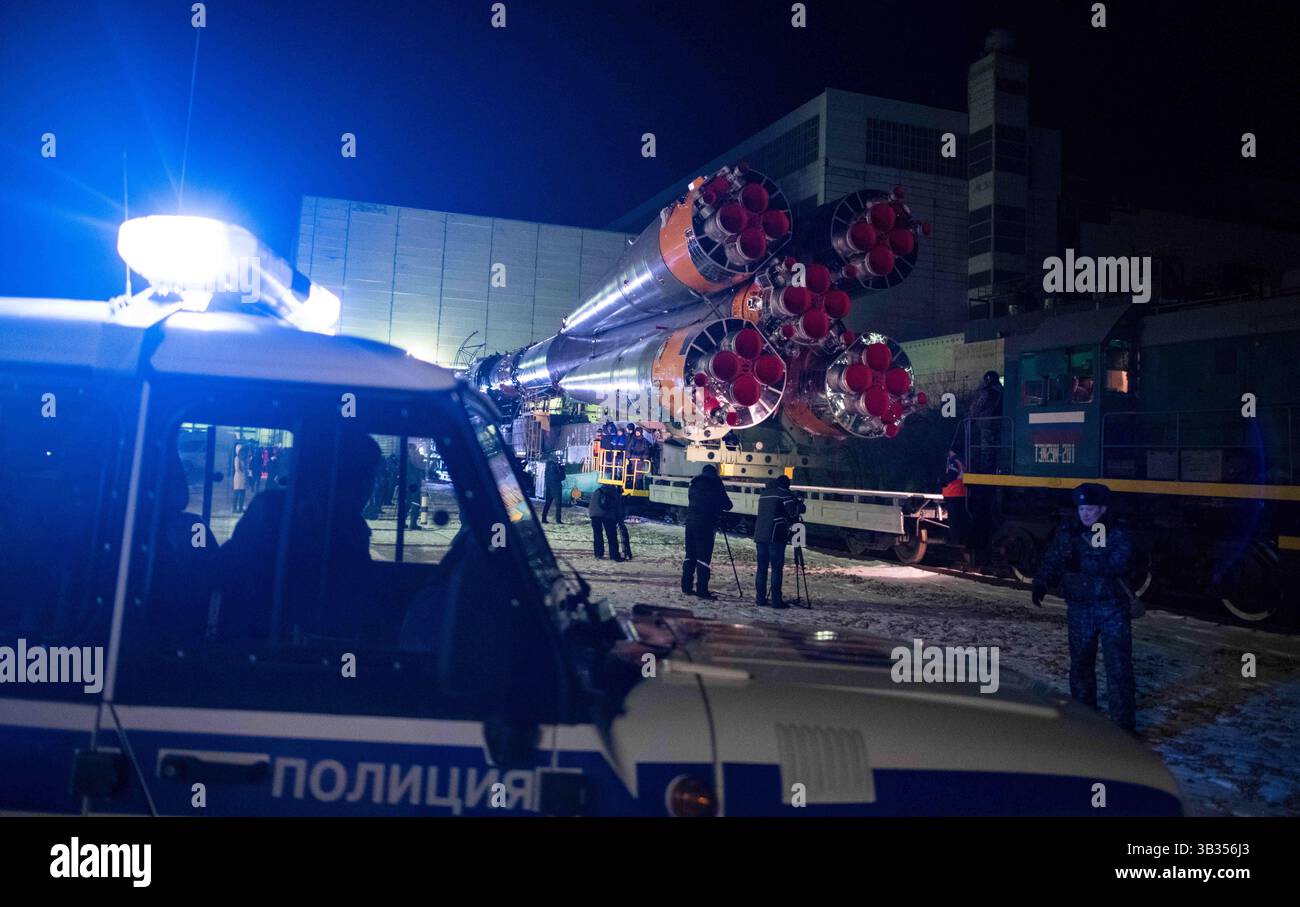 15. Dezember 2017 - Baikonur, Kasachstan - die Sojus-Rakete wird mit dem Zug zum Startplatz ausgerollt.am Baikonur Cosmodrome in Kasachstan. Die Expedition 54 der Sojus-Kommandeur Anton Shkaplerov aus Roscosmos, der Flugingenieur Scott Tingle von der NASA und der Flugingenieur Norishige Kanai von der Japan Aerospace Exploration Agency (JAXA) sollen am Dezember um 14:21 Uhr Eastern Time (13:21 Uhr Baikonur Time) starten. 17 und die nächsten fünf Monate auf der Internationalen Raumstation leben und arbeiten. (Bild: © Joel Kowsky/NASA/ZUMA Wire/ZUMAPRESS.com) Stockfoto