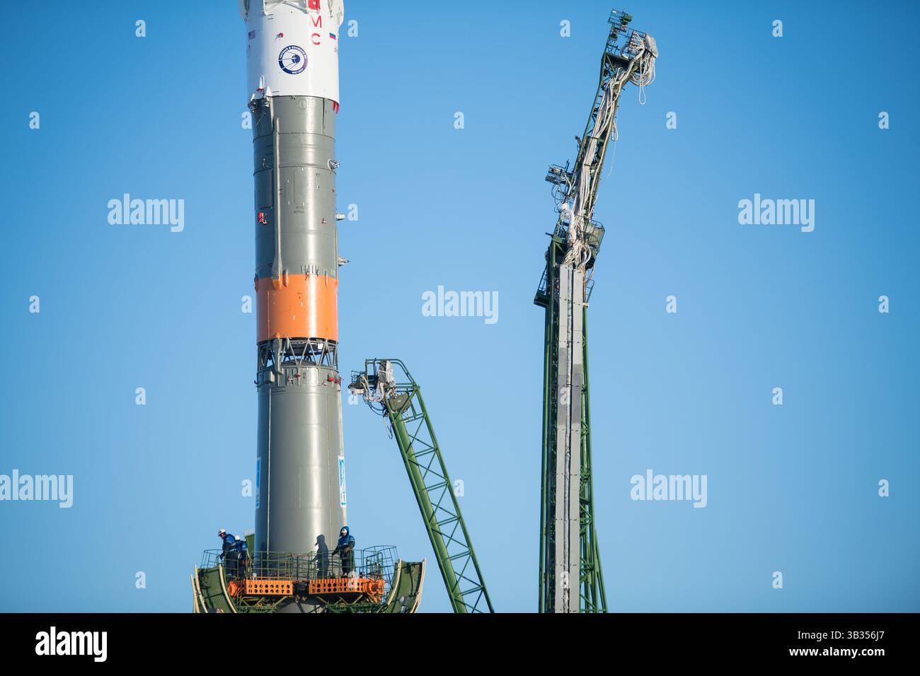 Arbeiter werden auf einer Gantry gesehen, nachdem die Sojus-Rakete auf dem Startplatz in eine senkrechte Position gebracht wurde.am Baikonur Cosmodrome in Kasachstan. Die Expedition 54 der Sojus-Kommandeur Anton Shkaplerov aus Roscosmos, der Flugingenieur Scott Tingle von der NASA und der Flugingenieur Norishige Kanai von der Japan Aerospace Exploration Agency (JAXA) sollen am Dezember um 14:21 Uhr Eastern Time (13:21 Uhr Baikonur Time) starten. 17 und die nächsten fünf Monate auf der Internationalen Raumstation leben und arbeiten. Stockfoto