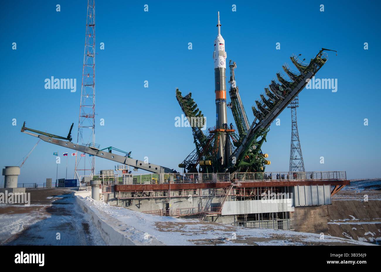 15. Dezember 2017 - Baikonur, Kasachstan - die Sojus-Rakete ist auf der Startfläche zu sehen, da um sie herum die Arme der Dienststruktur geschlossen sind.am Baikonur Cosmodrome in Kasachstan. Die Expedition 54 der Sojus-Kommandeur Anton Shkaplerov aus Roscosmos, der Flugingenieur Scott Tingle von der NASA und der Flugingenieur Norishige Kanai von der Japan Aerospace Exploration Agency (JAXA) sollen am Dezember um 14:21 Uhr Eastern Time (13:21 Uhr Baikonur Time) starten. 17 und die nächsten fünf Monate auf der Internationalen Raumstation leben und arbeiten. (Foto: © Joel Kowsky/NASA/ZUMA Wire/ZUMAPRESS. Stockfoto