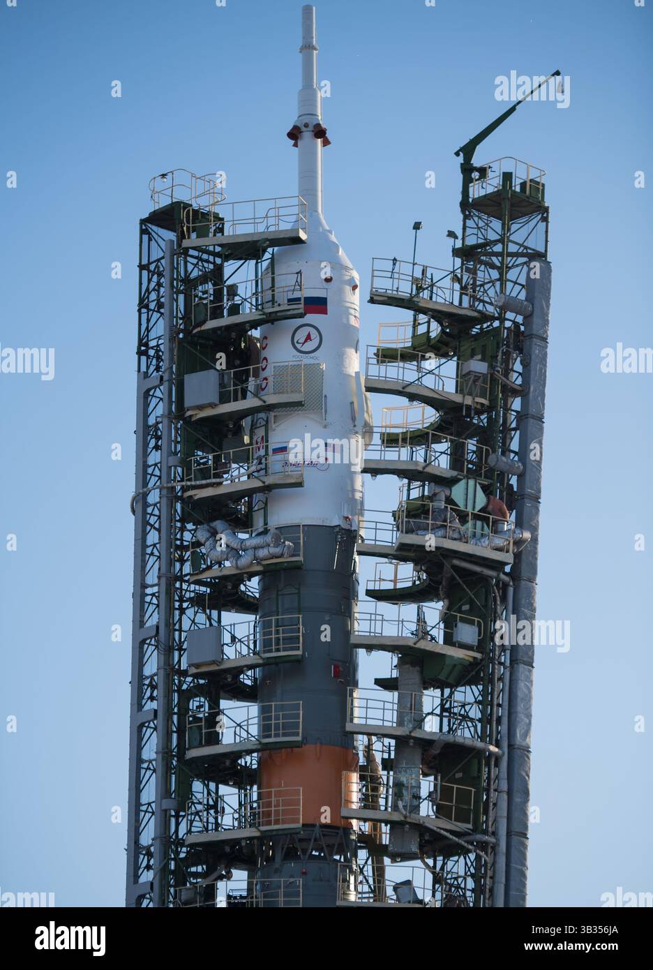 15. Dezember 2017 - Baikonur, DC, Kasachstan - die Sojus-Rakete ist auf der Basis der geschlossenen Dienststrukturen zu sehen. Die Expedition 54 der Sojus-Kommandeur Anton Shkaplerov aus Roscosmos, der Flugingenieur Scott Tingle von der NASA und der Flugingenieur Norishige Kanai von der Japan Aerospace Exploration Agency (JAXA) sollen am Dezember um 14:21 Uhr Eastern Time (13:21 Uhr Baikonur Time) starten. 17 und die nächsten fünf Monate auf der Internationalen Raumstation leben und arbeiten. (Foto: © Joel Kowsky/NASA/ZUMA Wire/ZUMAPRESS.com Stockfoto