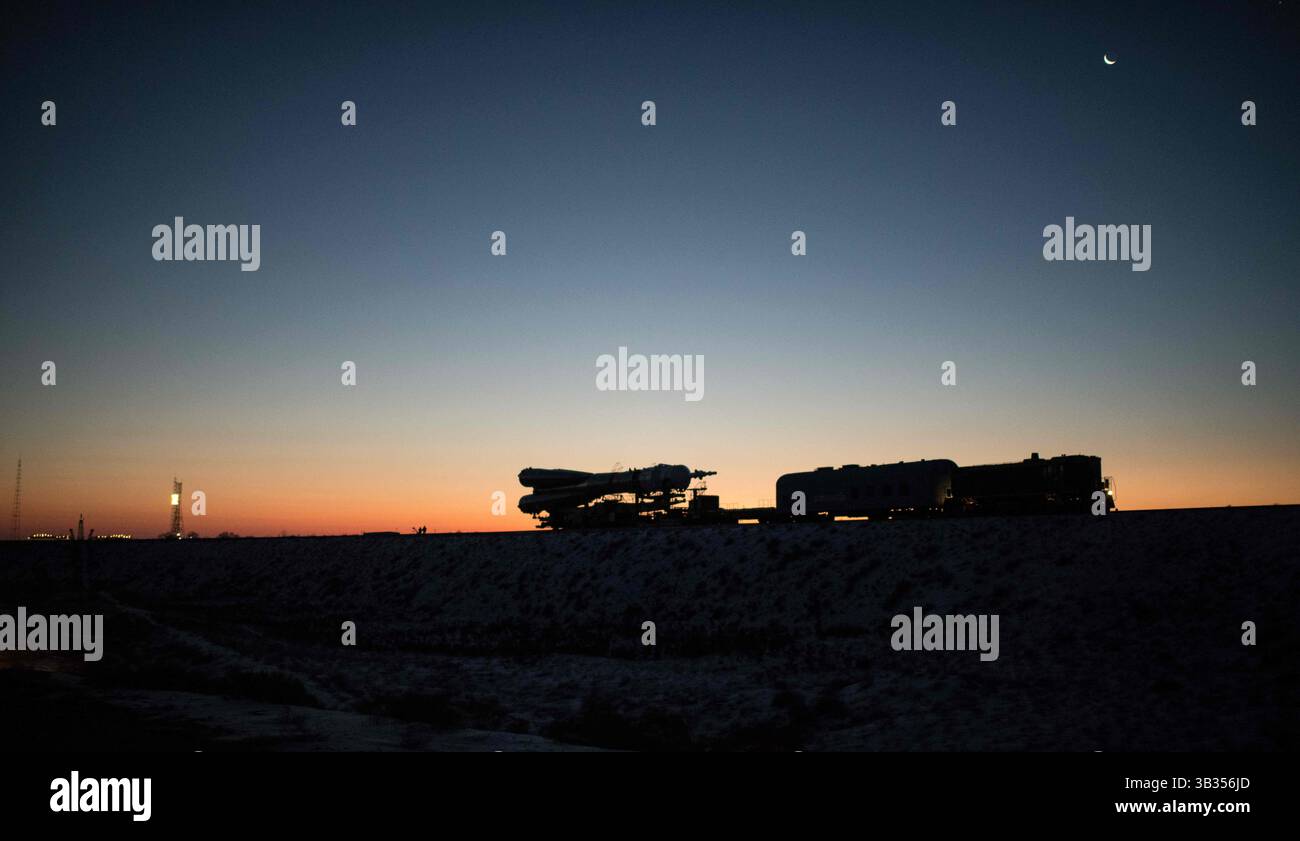 15. Dezember 2017 - Baikonur, Kasachstan - die Sojus-Rakete wird mit dem Zug zum Startplatz ausgerollt.am Baikonur Cosmodrome in Kasachstan. Die Expedition 54 der Sojus-Kommandeur Anton Shkaplerov aus Roscosmos, der Flugingenieur Scott Tingle von der NASA und der Flugingenieur Norishige Kanai von der Japan Aerospace Exploration Agency (JAXA) sollen am Dezember um 14:21 Uhr Eastern Time (13:21 Uhr Baikonur Time) starten. 17 und die nächsten fünf Monate auf der Internationalen Raumstation leben und arbeiten. (Bild: © Joel Kowsky/NASA/ZUMA Wire/ZUMAPRESS.com) Stockfoto