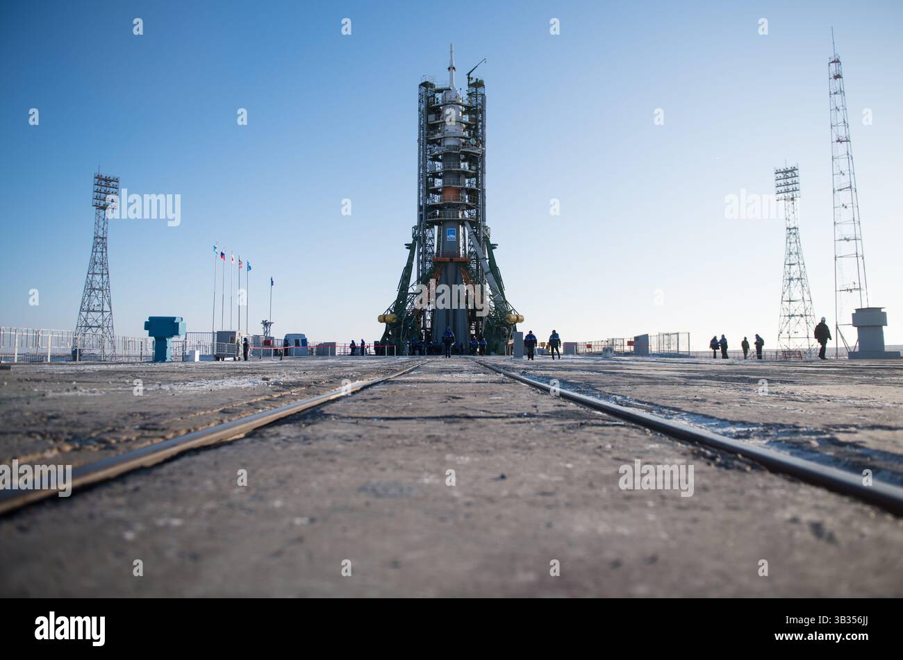 15. Dezember 2017 - Baikonur, Kasachstan - die Sojus-Rakete wird auf dem Startplatz gesehen, nachdem die Dienststrukturen um sie herum geschlossen wurden.am Baikonur Cosmodrome in Kasachstan. Die Expedition 54 der Sojus-Kommandeur Anton Shkaplerov aus Roscosmos, der Flugingenieur Scott Tingle von der NASA und der Flugingenieur Norishige Kanai von der Japan Aerospace Exploration Agency (JAXA) sollen am Dezember um 14:21 Uhr Eastern Time (13:21 Uhr Baikonur Time) starten. 17 und die nächsten fünf Monate auf der Internationalen Raumstation leben und arbeiten. (Foto: © Joel Kowsky/NASA/ZUMA Wire/ZUMAPR Stockfoto