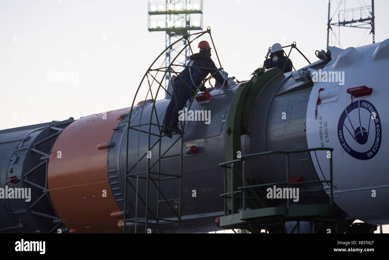 15. Dezember 2017 - Baikonur, DC, Kasachstan - die Arbeiter bereiten sich darauf vor, die Sojus-Rakete auf dem Startplatz in eine senkrechte Position zu heben. Die Expedition 54 der Sojus-Kommandeur Anton Shkaplerov aus Roscosmos, der Flugingenieur Scott Tingle von der NASA und der Flugingenieur Norishige Kanai von der Japan Aerospace Exploration Agency (JAXA) sollen am Dezember um 14:21 Uhr Eastern Time (13:21 Uhr Baikonur Time) starten. 17 und die nächsten fünf Monate auf der Internationalen Raumstation leben und arbeiten. (Bild: © Joel Kowsky/NASA/ZUMA Wire/ZUMAPRESS.com) Stockfoto