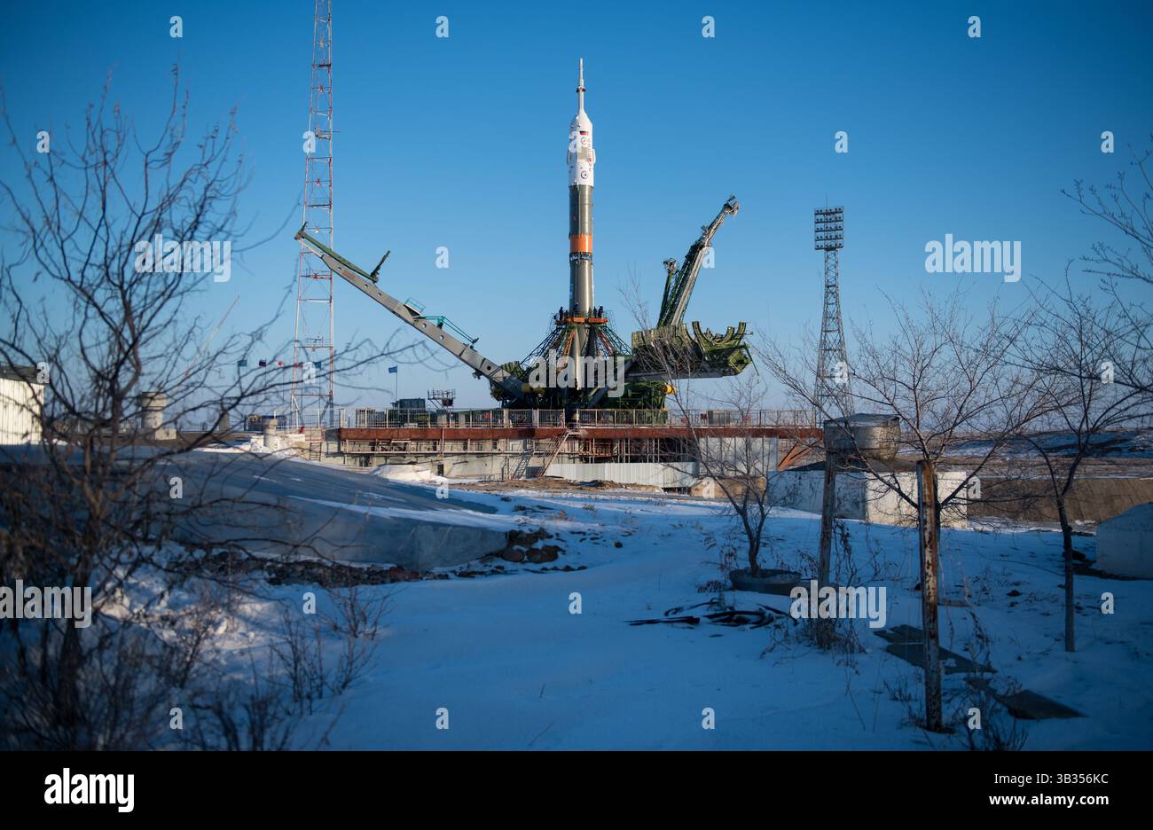 15. Dezember 2017 - Baikonur, Kasachstan - die Sojus-Rakete ist auf der Startfläche zu sehen, da um sie herum die Arme der Dienststruktur geschlossen sind.am Baikonur Cosmodrome in Kasachstan. Die Expedition 54 der Sojus-Kommandeur Anton Shkaplerov aus Roscosmos, der Flugingenieur Scott Tingle von der NASA und der Flugingenieur Norishige Kanai von der Japan Aerospace Exploration Agency (JAXA) sollen am Dezember um 14:21 Uhr Eastern Time (13:21 Uhr Baikonur Time) starten. 17 und die nächsten fünf Monate auf der Internationalen Raumstation leben und arbeiten. (Foto: © Joel Kowsky/NASA/ZUMA Wire/ZUMAPRESS. Stockfoto