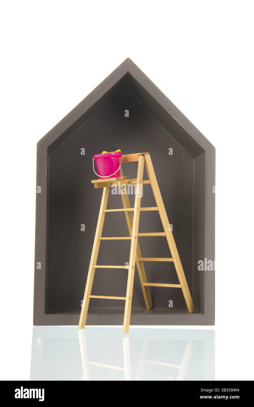 Einfaches graues Holzhaus mit Treppe isoliert auf weißem Hintergrund Stockfoto