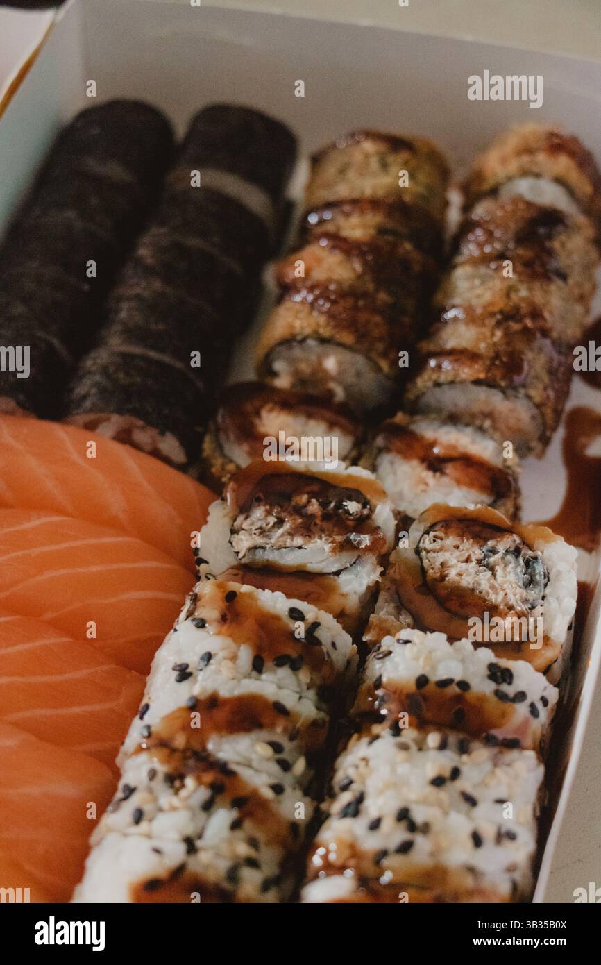 Verschiedene Sushi-Platten mit Lachs und Rolls Stockfoto