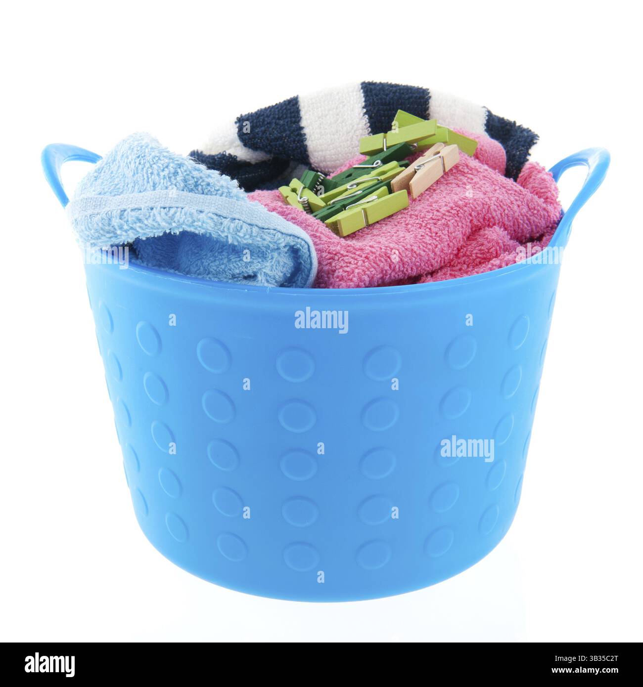 Voller Wäschekorb mit Handtücher und Kleidung pins Stockfoto