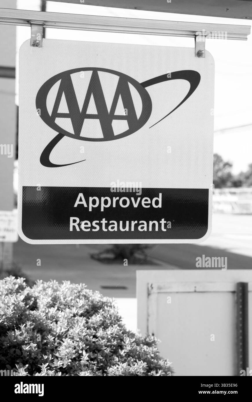 AAA-zertifiziertes Restaurant-Schild vor einem amerikanischen Diner, symbolisiert vertrauenswürdige Qualität und Reiseempfehlungen, USA. Stockfoto