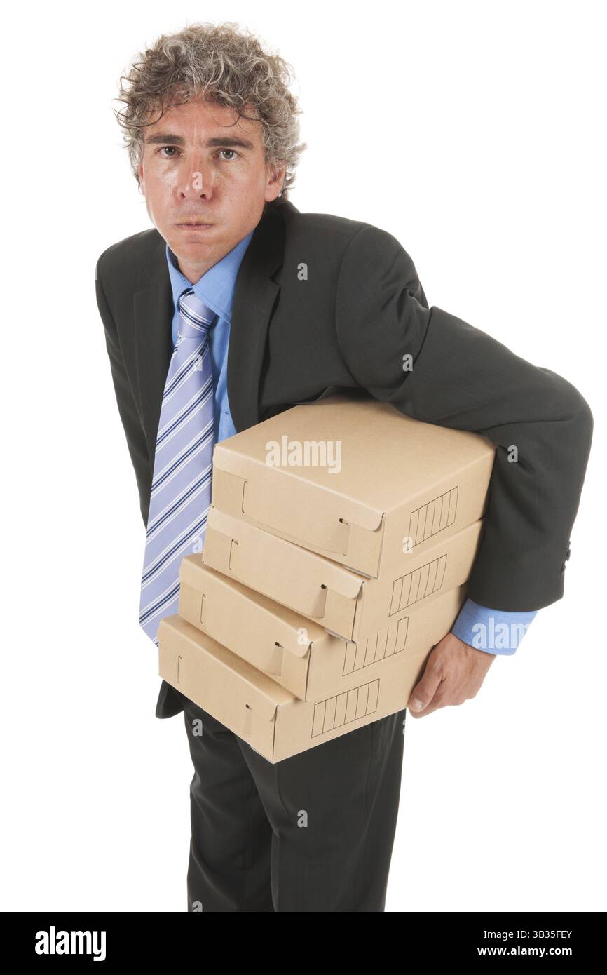 Business-Mann stehend im Studio tragen schwere Archiv Stockfoto