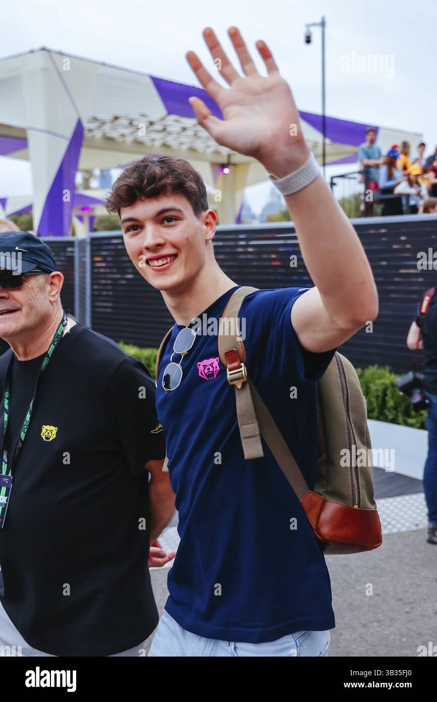 MELBOURNE, AUSTRALIEN - 13. MÄRZ: Oliver Bearman aus Großbritannien und MoneyGram Haas F1 Team mit Fans vor dem Großen Preis von Australien 2025 in Albert Stockfoto