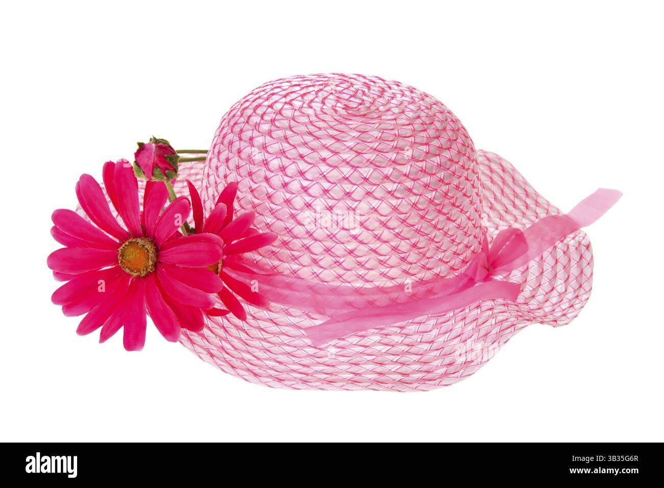 Rosa Sommerhut mit Blumen isoliert auf weißem Hintergrund Stockfoto