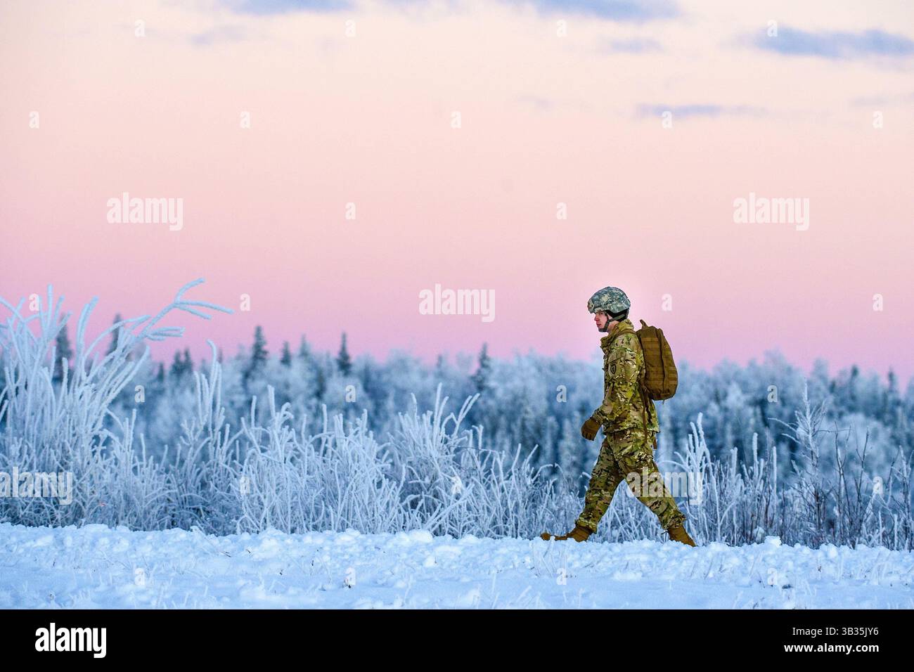 9. Januar 2018: Elmendorf-Richardson, Alaska, USA: Ein Fallschirmjäger erreicht einen Rallyepunkt, nachdem er einen Flugtraining-Sprung in der Malemute Drop Zone in der Joint Base Elmendorf-Richardson, Alaska absolviert hat. (Bild: © Air Force/ZUMA Wire) Stockfoto