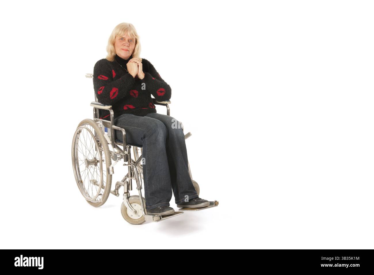 Reife Frau im Rollstuhl, die isoliert auf weißem Hintergrund Stockfoto