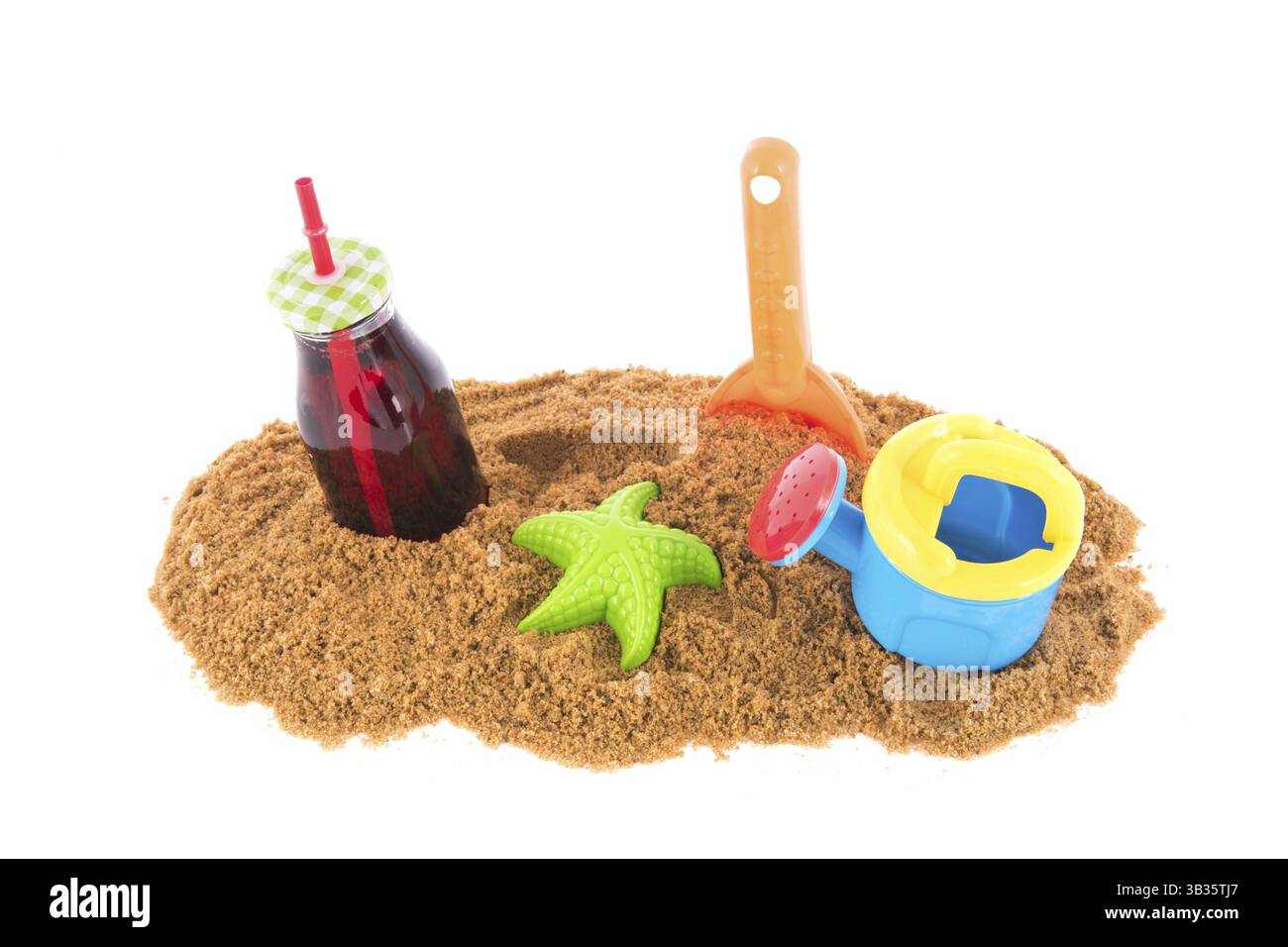 Plastikspielzeug und ein Getränk am Strand für den Familienurlaub Stockfoto
