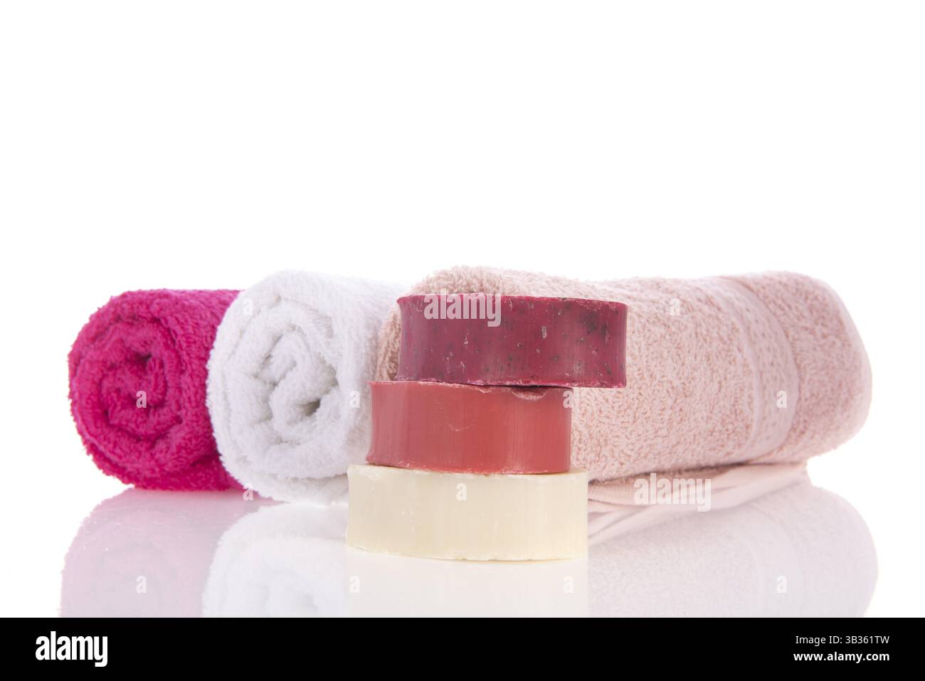 Rosa Handtücher mit Seife isoliert auf weißem Hintergrund Stockfoto