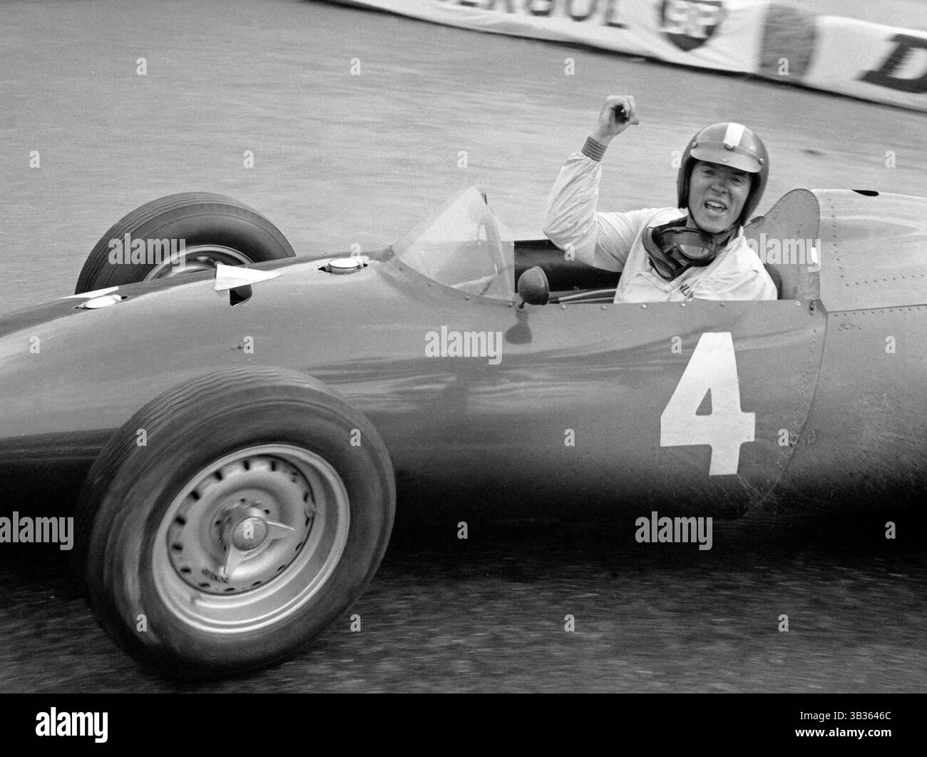 DAN GURNEY (* 13. April 1931 – 14. Januar 2018 in Daniel Sexton Gurney) war ein US-amerikanischer Rennfahrer, Konstrukteur und Teambesitzer, der in den 1950er und 60er Jahren die höchsten Rennniveaus erreichte Er gewann Rennen in der Formel 1, Indy Car, NASCAR, Can-am und Trans-am Series. und ist der erste von drei Fahrern, die Rennen in den Sportwagen (1958), in der Formel 1 (1962), in NASCAR (1963) und in Indy Car (1967) gewonnen haben. Gurney ist der erste, der während einer Podestzeremonie nach dem Rennen Champagner bespritzt hat, nachdem er 1967 die 24 Stunden von Le Mans gewonnen hatte. ABBILDUNG: 29. Mai 1960 - Monte Carlo, Monaco - Stockfoto
