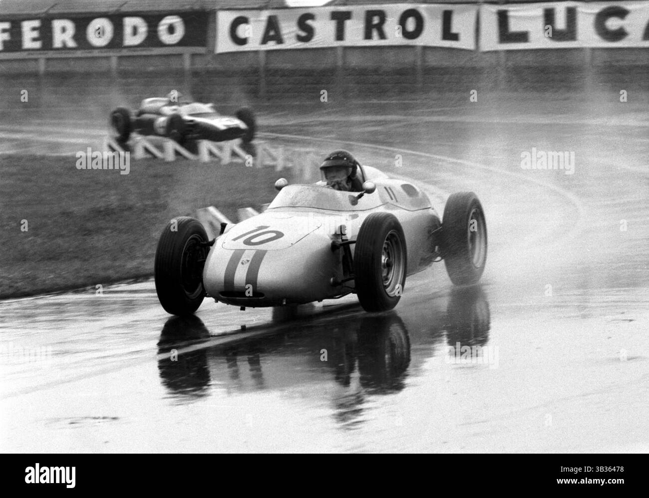 DAN GURNEY (* 13. April 1931 – 14. Januar 2018 in Daniel Sexton Gurney) war ein US-amerikanischer Rennfahrer, Konstrukteur und Teambesitzer, der in den 1950er und 60er Jahren die höchsten Rennniveaus erreichte Er gewann Rennen in der Formel 1, Indy Car, NASCAR, Can-am und Trans-am Series. und ist der erste von drei Fahrern, die Rennen in den Sportwagen (1958), in der Formel 1 (1962), in NASCAR (1963) und in Indy Car (1967) gewonnen haben. Gurney ist der erste, der während einer Podestzeremonie nach dem Rennen Champagner bespritzt hat, nachdem er 1967 die 24 Stunden von Le Mans gewonnen hatte. ABBILDUNG: 15. Juli 1961: Aintree, United King Stockfoto