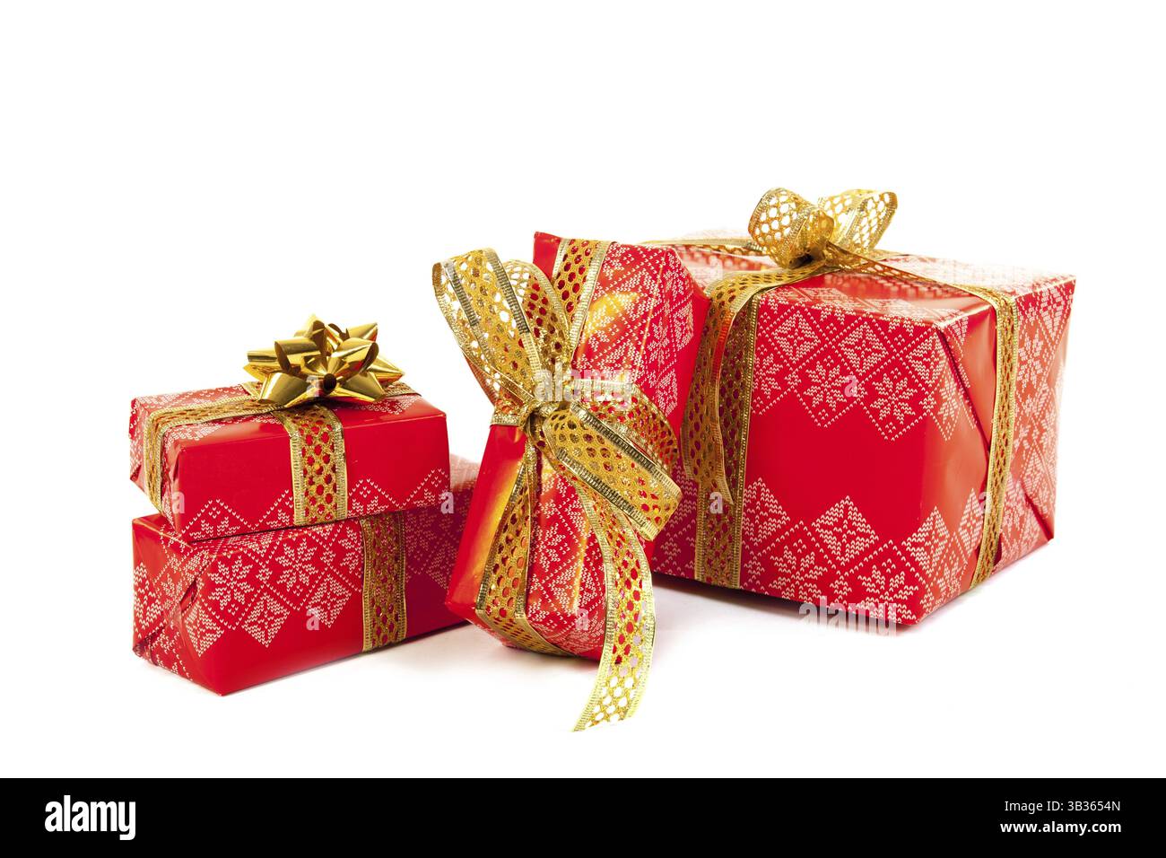 Gestapelte rot Luxus Weihnachtsgeschenke isoliert auf weißem Hintergrund Stockfoto Gestapelte rot Luxus Weihnachtsgeschenke isoliert auf weißem Hintergrund Stockfoto