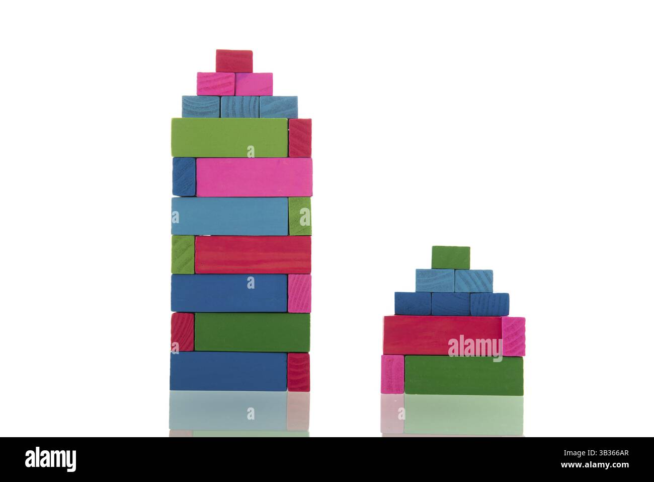 Farbenfrohe Häuser mit Holzblöcken isoliert auf weißem Hintergrund Stockfoto