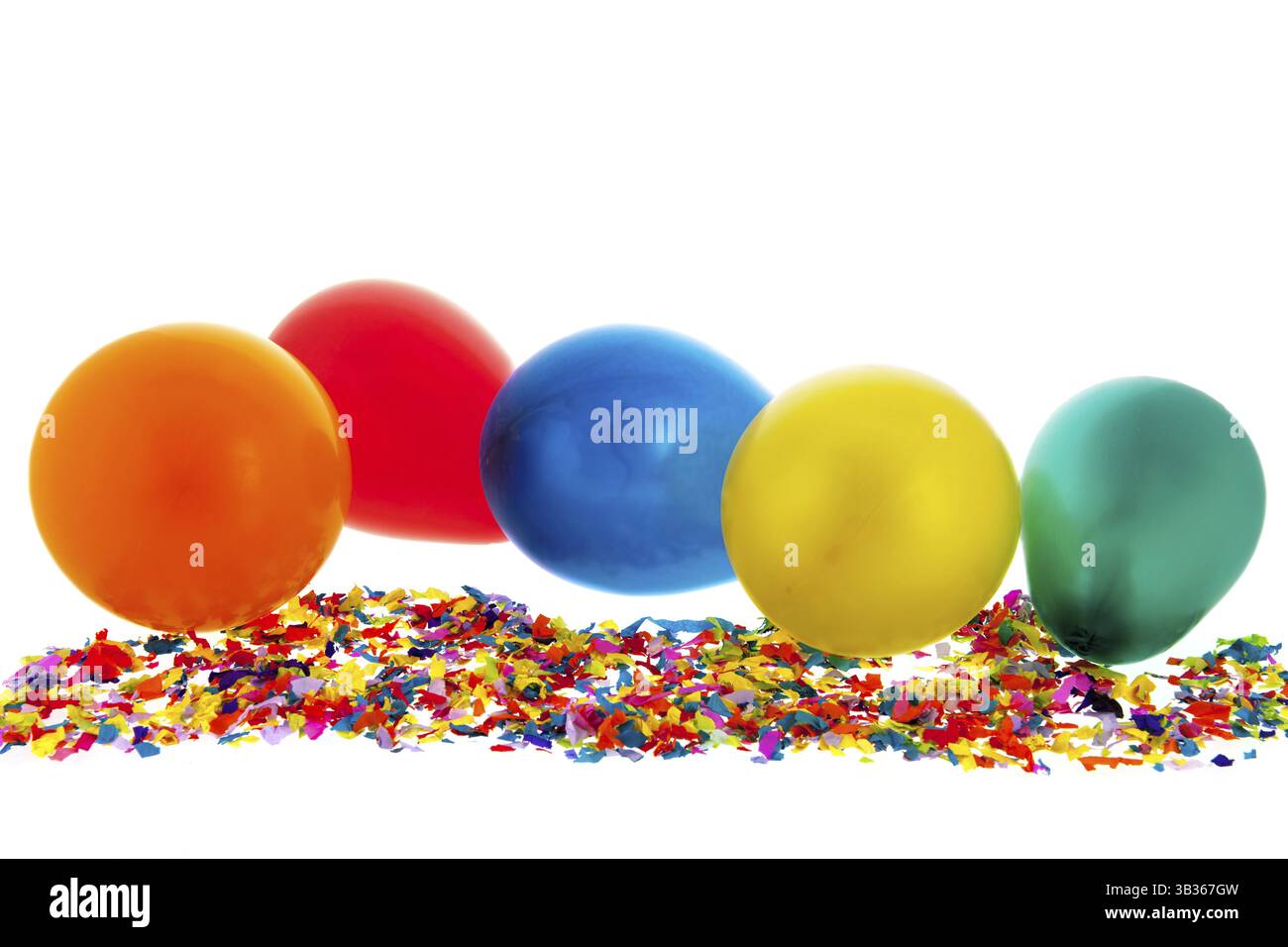 Bunte Konfetti und Luftballons isoliert auf weißem Hintergrund Stockfoto