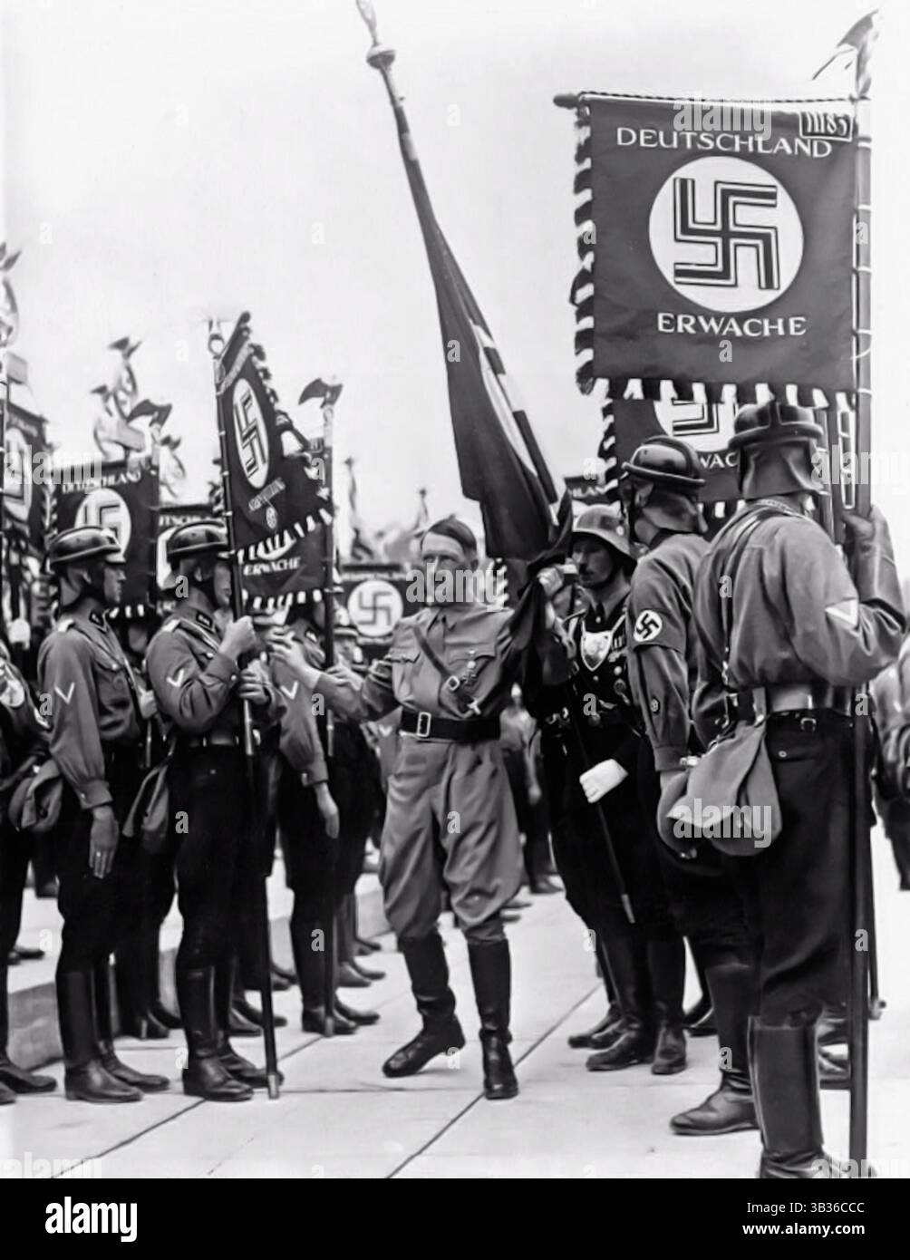 Mitglieder der SA (Sturmabteilung) mit Adolf Hitler am NSDAP-Tag, Nürnberg, 1937 Stockfoto