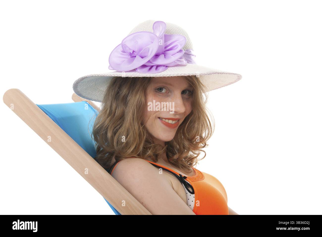 Blauen Strandkorb mit jungen Frau für Sonnenbad Stockfoto