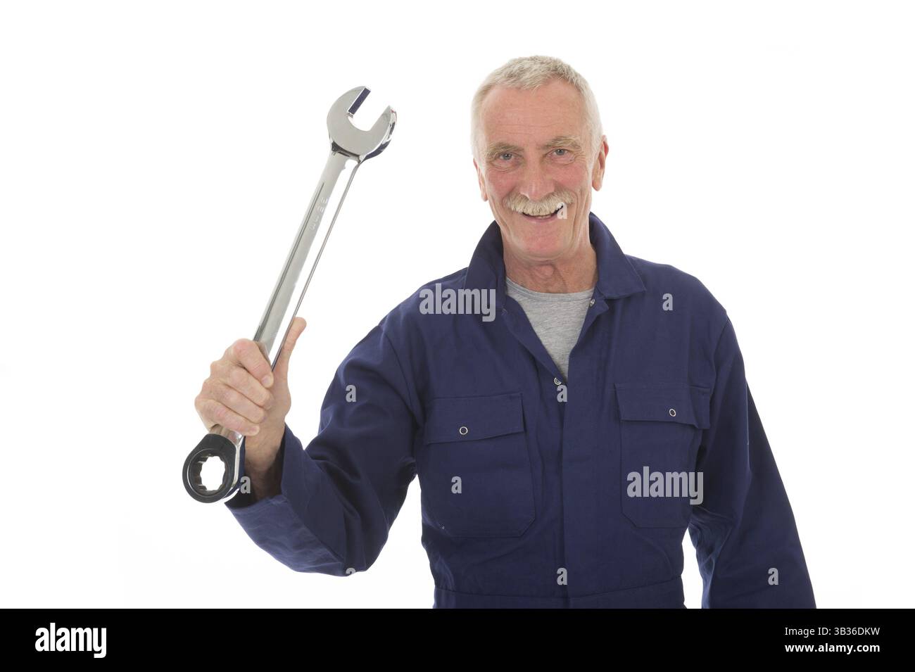 Senior Worker in blauem Overall mit Schlüssel isoliert auf weißem Hintergrund Stockfoto