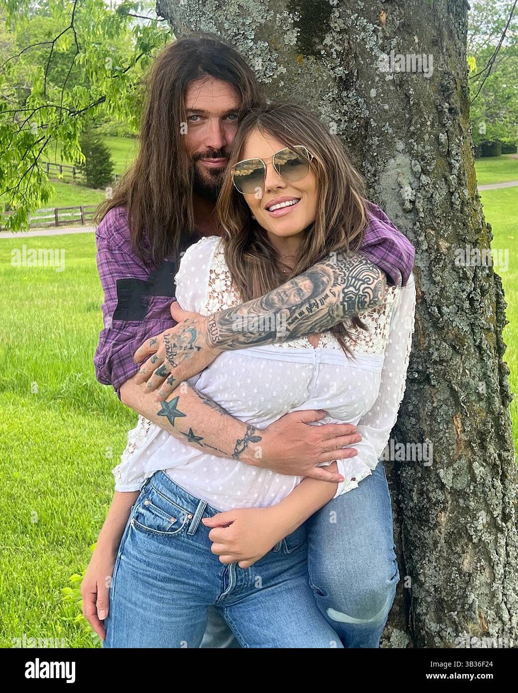 Nicht exklusiv: Liz Hurley und Billy Ray Cyrus genießen ein gemeinsames Wochenende auf der Ranch in Nashville, Tennessee. HAFTUNGSAUSSCHLUSS: BEEM erhebt keinen Anspruch Stockfoto